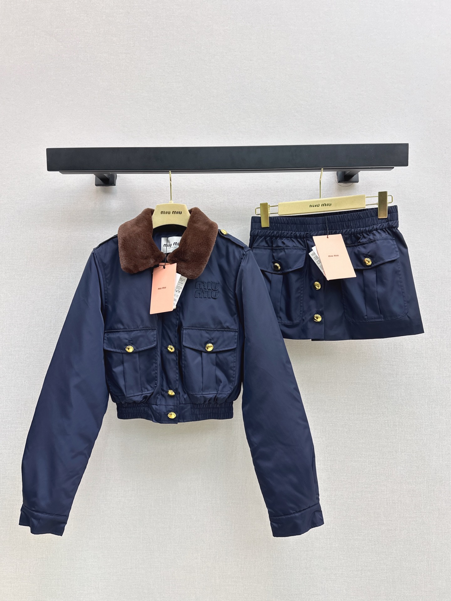 NO:590656,Miu 25Ss————The latest Miu style outfit for autumn and winter. Lapel short tunic jacket + skirt. Selected matte satin nylon fabric. The inner cotton filling takes into account autumn and winter warmth and light silhouette. The skirt is short but not cramped. It combines girlishness and daily practicality. The lapels are spliced with plush material and has a warm atmosphere. One color ready for sale sml. Outside,,miumiu,skirts,jackets & coats,jackets &  coats,alexander wang19860909Miu 25Ss————秋冬最新款缪系穿搭套装翻领短款束腰夹克外套+半裙 甄选哑光缎面尼龙面料 内里夹棉填充兼顾秋冬保暖性与轻盈廓形 裙型短而不局促 兼顾少女感与日常实穿性 翻领拼接毛绒材质 自带温暖氛围感 一色现货发售sml 外,,miumiu,skirts,jackets & coats,jackets & coats,alexander wang,Women's clothing