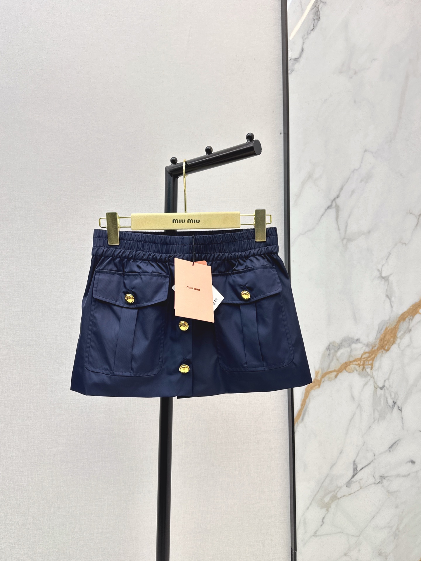 NO:590659,Miu 25Ss————The latest Miu style outfit for autumn and winter. Lapel short tunic jacket + skirt. Selected matte satin nylon fabric. The lining is quilted and filled with both autumn and winter warmth and light silhouette. The skirt is short but not cramped. It combines girlishness and daily practicality. The lapel is spliced with plush material and has a warm atmosphere. One color ready for sale sml,,miumiu,skirts,jackets & coats,jackets &  coats,alexander wang19860909Miu 25Ss————秋冬最新款缪系穿搭套装翻领短款束腰夹克外套+半裙 甄选哑光缎面尼龙面料 内里夹棉填充兼顾秋冬保暖性与轻盈廓形 裙型短而不局促 兼顾少女感与日常实穿性 翻领拼接毛绒材质 自带温暖氛围感 一色现货发售sml,,miumiu,skirts,jackets & coats,jackets & coats,alexander wang,Women's clothing