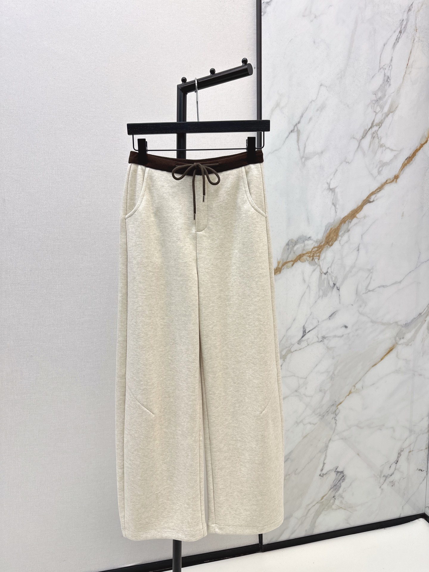 NO:590650,Row 25Ss————The latest casual must-have straight pants for autumn and winter. A good helper for daily wear on the street. Various jackets, sweatshirts and sweaters can be worn casually. Perfectly casual and fashionable. The narrow contrast stitching at the waist is very beautiful and meaningful. The three colors are very versatile. Ready for sale sml,,hoodie,sweatshirts,jackets & coats,sweaters,alexander wang19860909Row 25Ss————秋冬最新款休闲必备直筒裤 日常穿搭出街好帮手 各种外套卫衣毛衣随便搭 妥妥的休闲范和时髦感 腰部窄边撞色拼接很好看 有内涵 三个颜色都很百搭 现货发售sml,,hoodie,sweatshirts,jackets & coats,sweaters,alexander wang,Women's clothing