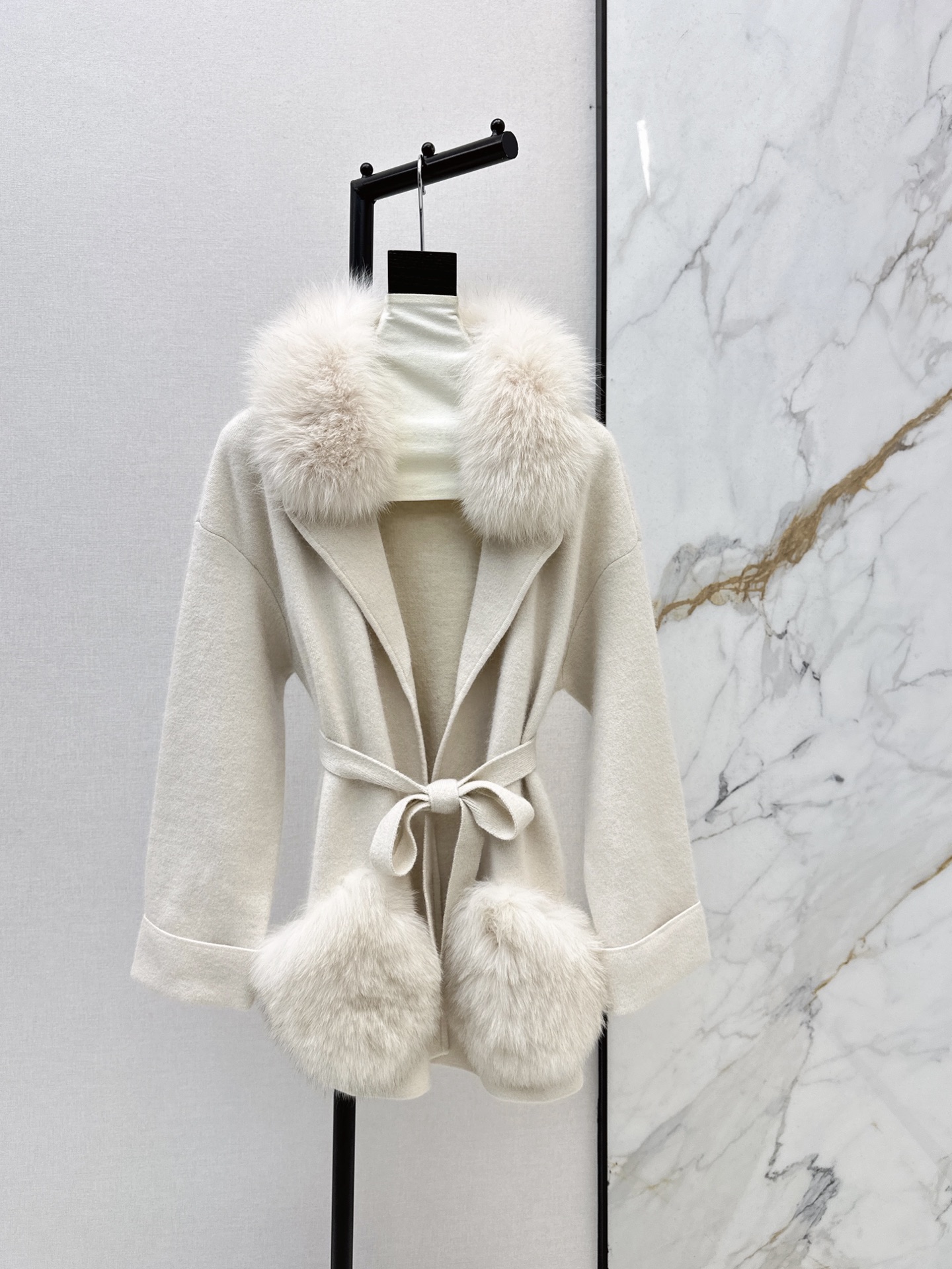 NO:590649,FD 25Ss————The latest popular autumn and winter series fox fur decorated knitted jacket with fox fur splicing design is really the god of this autumn and winter. The upper body is comfortable and soft, slim and versatile. Every color is impeccable and perfect, full of high luxury~ Three colors are available for sale sml,,jackets & coats,alexander wang19860909FD 25Ss————秋冬最新款爆单系列狐狸毛装饰针织外套拼接狐狸毛设计的真的是这个秋冬的神 上身舒适软糯 显瘦又百搭 每个颜色都是无可挑剔完美 高奢感拉满～ 三色现货发售sml,,jackets & coats,alexander wang,Women's clothing