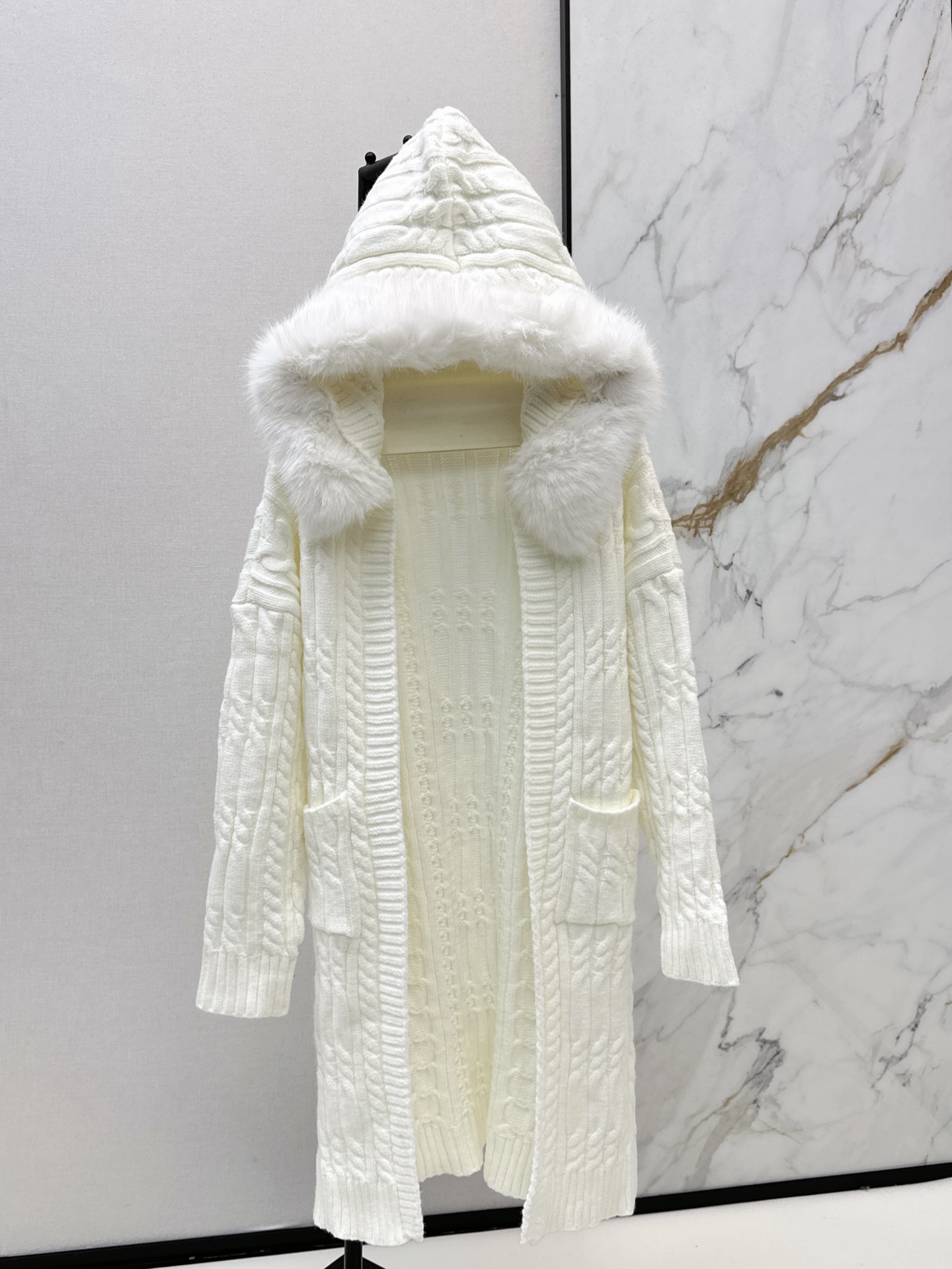 NO:590647,FD 25Ss————The latest hot-selling series of autumn and winter, the fox fur decorated knitted long coat with fox fur splicing design is really the god of this autumn and winter. The upper body is comfortable and soft, looks slim and versatile, and has a sense of luxury ~ One color ready for sale sml,,jackets & coats,alexander wang19860909FD 25Ss————秋冬最新款爆单系列狐狸毛装饰针织长款外套拼接狐狸毛设计的真的是这个秋冬的神 上身舒适软糯 显瘦又百搭 高奢感拉满～ 一色现货发售sml,,jackets & coats,alexander wang,Women's clothing