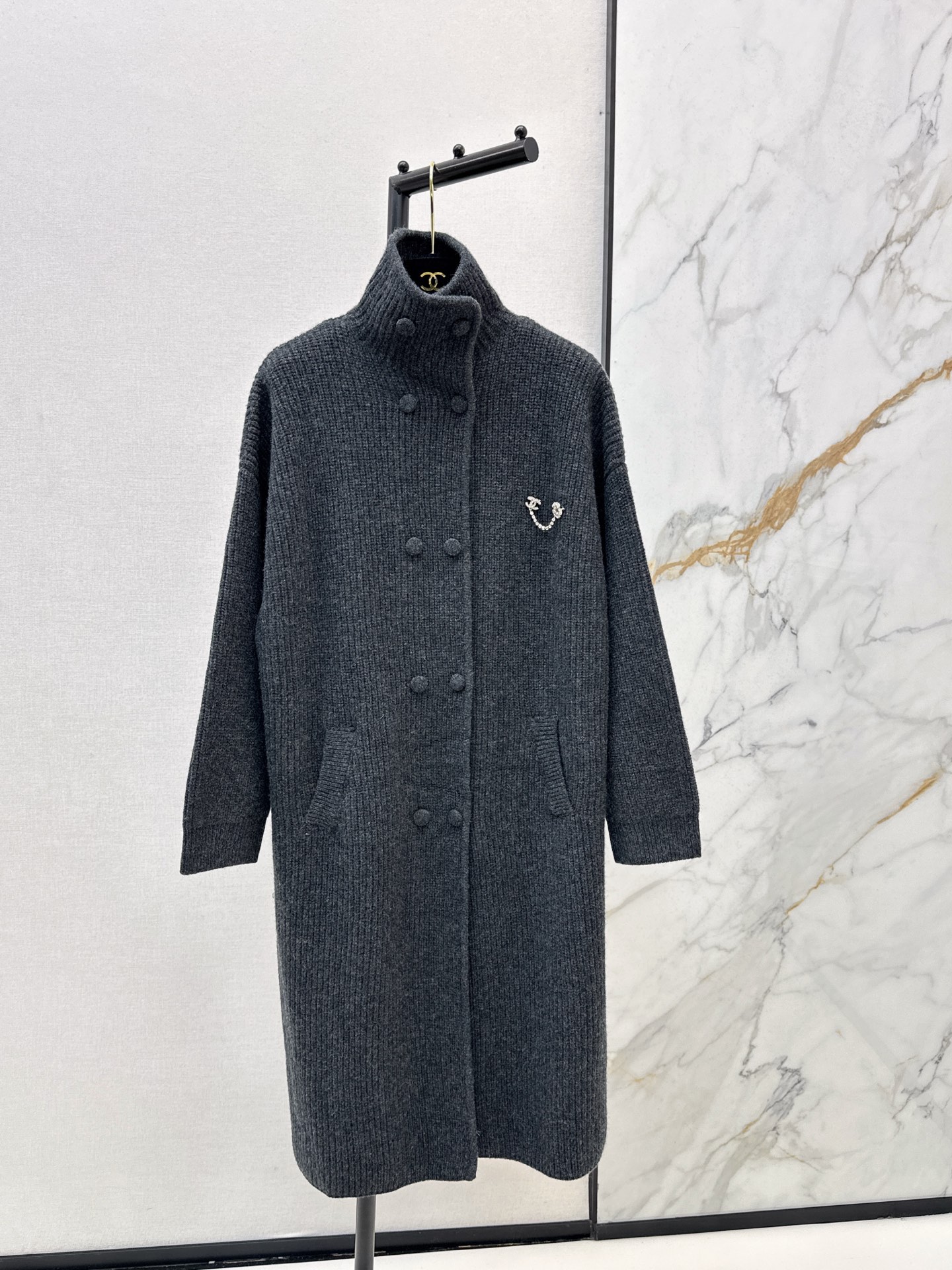 NO:590645,C Home 25Ss————The latest lazy long knitted coat in autumn and winter is made of 100% cashmere yarn. It has a slightly fluffy soft texture. The upper body is lazy, fashionable and full of old money. It is very good as a jacket or a cardigan. The atmosphere is directly full. Three colors are available for sale sml,,chanel,jackets & coats,alexander wang19860909C家 25Ss————秋冬最新款慵懒款长款针织大衣百分百羊绒纱线 微蓬松的柔软质感 上身慵懒时髦又老钱感拉满 当外套或者当开衫都很不错 氛围感直接拉满 三色现货发售sml,,chanel,jackets & coats,alexander wang,Women's clothing