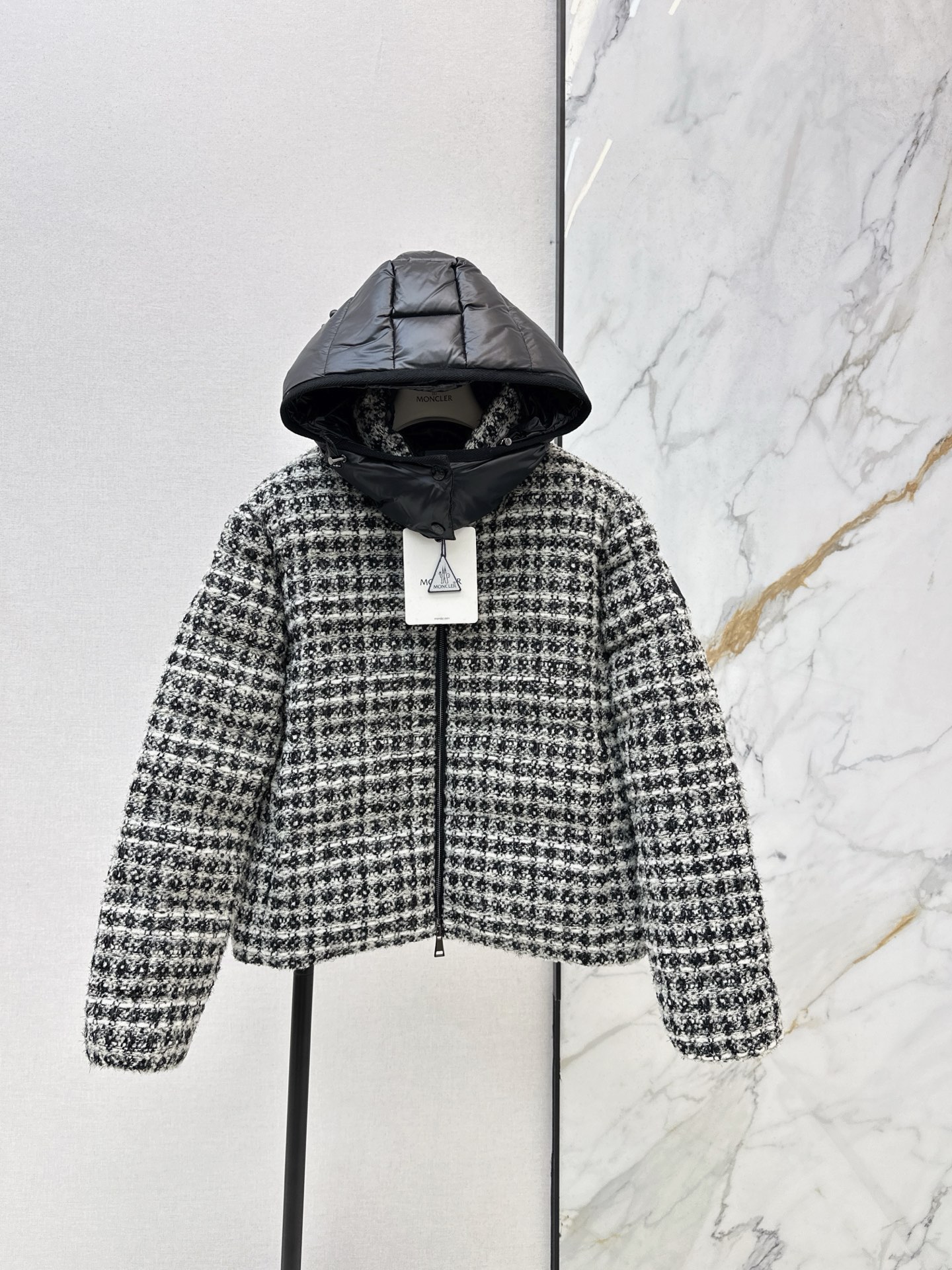 NO:590633,Equipped with dust bag Mc 25Ss - the latest denim hooded bread down jacket in autumn and winter yb custom-made woolen surface. This fabric is mainly made of wool, blended with mohair and other ingredients. 90 white goose down filling. Different market versions. Soft touch. Rich colors. Three-dimensional texture. At the same time, it has good durability. Full velvet filling. Strong cold resistance. Two colors are available in stock. sml,, down jacket, hats, alexander wang19860909配防尘袋Mc 25Ss———秋冬最新款粗花尼连帽面包羽绒服yb定制粗纺面这款面料以羊毛为主 马海毛等多种成分混纺而成 90白鹅绒填充 区别市场版本 触摸手感柔软 色彩呈现丰富 肌理立体 同时具有较好的耐用性 充绒饱满 抗寒性能强 两色现货发售sml,,down jacket,hats,alexander wang,Women's clothing