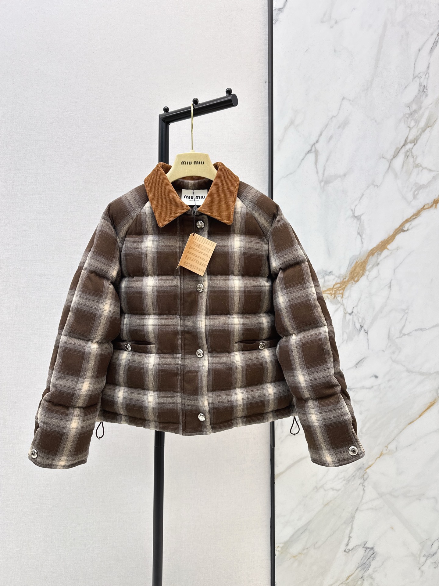 NO:590635,Equipped with dust bag, exclusive first release Miu 25Ss - the latest retro plaid bread coat, short down jacket in autumn and winter, classic three-dimensional H-shaped cut, classic, fashionable and handsome, highlighting the brand recognition. National standard 90 white goose down. Imported wool fabric has excellent texture. Imported machine sewing, original hardware accessories, complete standard hanging. Recommended. One color ready for sale sml,, miumiu, jackets & coats, down jacket, alexander wang19860909配防尘袋独家首发 Miu 25Ss———秋冬最新款复古格纹面包服短款羽绒外套经典立体H版型剪裁 经典时髦又帅气 彰显品牌辨识度 国标90白鹅绒 进口羊毛呢面料质感超赞 进口机缝制 原版五金配件 标吊齐全 推荐 一色现货发售sml,,miumiu,jackets & coats,down jacket,alexander wang,Women's clothing