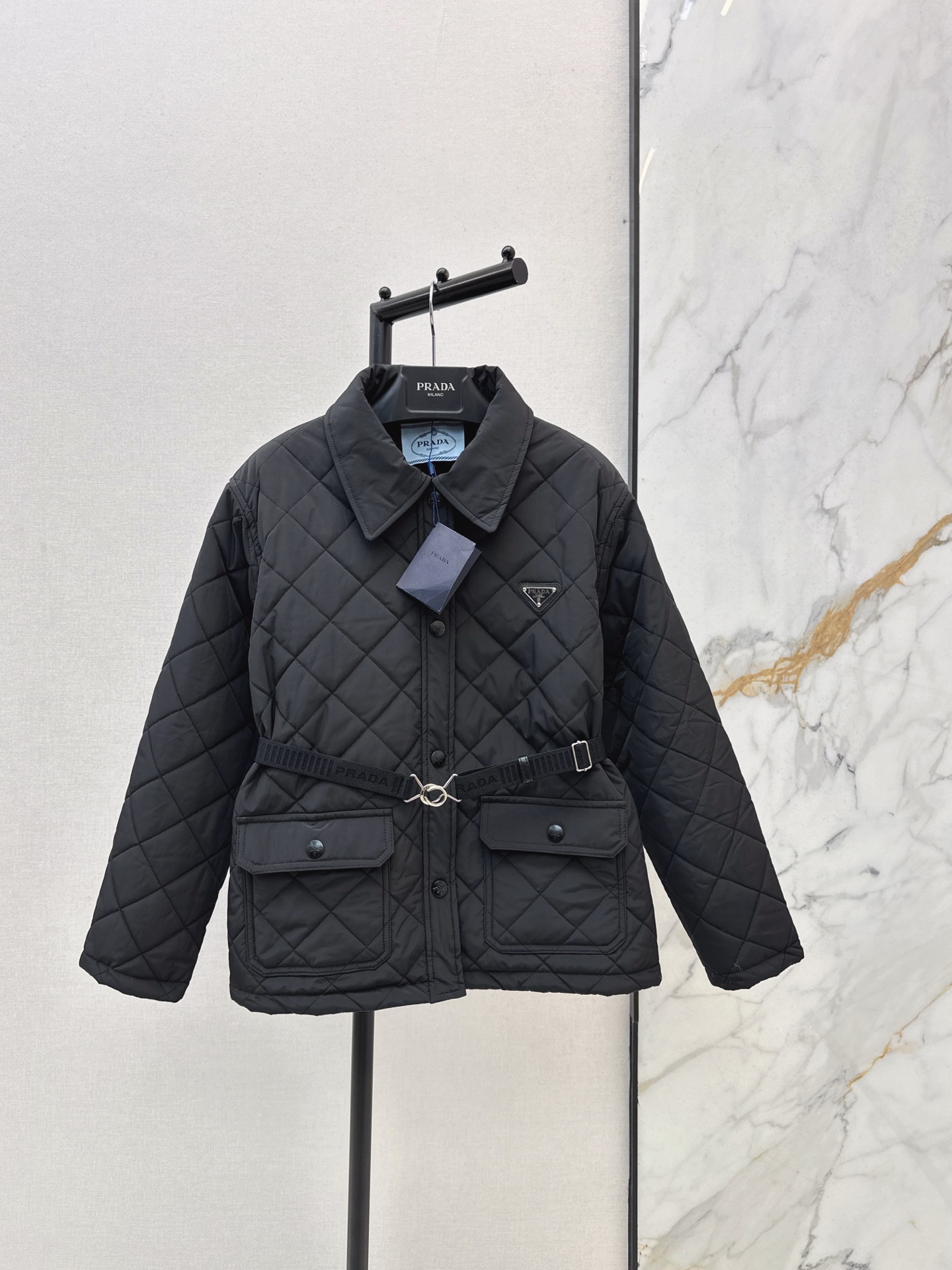 NO:590644,Exclusive launch of PD 25Ss - the latest classic triangular logo casual cotton jacket for autumn and winter. The high-end rhombus pattern has a noble temperament. The double-pocket design is easy to match and has a high practical wear rate. It is simple but not monotonous. The handsome and fashionable atmosphere is in place. Two colors are available for sale sml,, jackets & coats, alexander wang19860909独家首发 PD 25Ss————秋冬最新款经典三角标休闲棉服外套 高级感的菱格纹 自带高贵的气质 双口袋设计版型不挑人很好搭配 实穿率也很高 简约不单调 帅气又时髦的氛围拿捏到位了 两色现货发售sml,,jackets & coats,alexander wang,Women's clothing