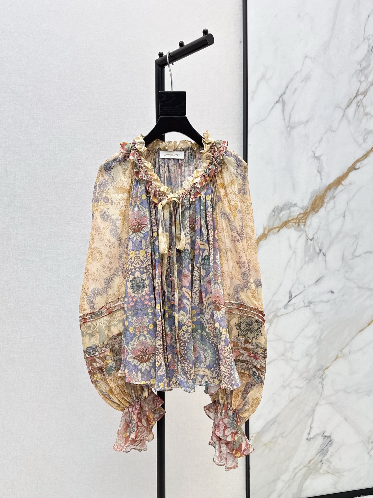 NO:591156,Exclusive first release of Zimmen-M 25Ss - the latest resort-style printed top for early autumn. Elegant and fresh resort-style atmosphere. Elegant pattern printing. Romantic and elegant white and rich beauty must-have item. 100% silk fabric. One color ready for sale. smlxl,,real silk,alexander wang19860909独家首发 Zimmen-M 25Ss———早秋最新款度假风印花上衣淡雅清新的度假风气息 优雅图案印花浪漫优雅的白富美必备单品 百分百真丝面料 一色现货发售smlxl,,real silk,alexander wang,Women's clothing