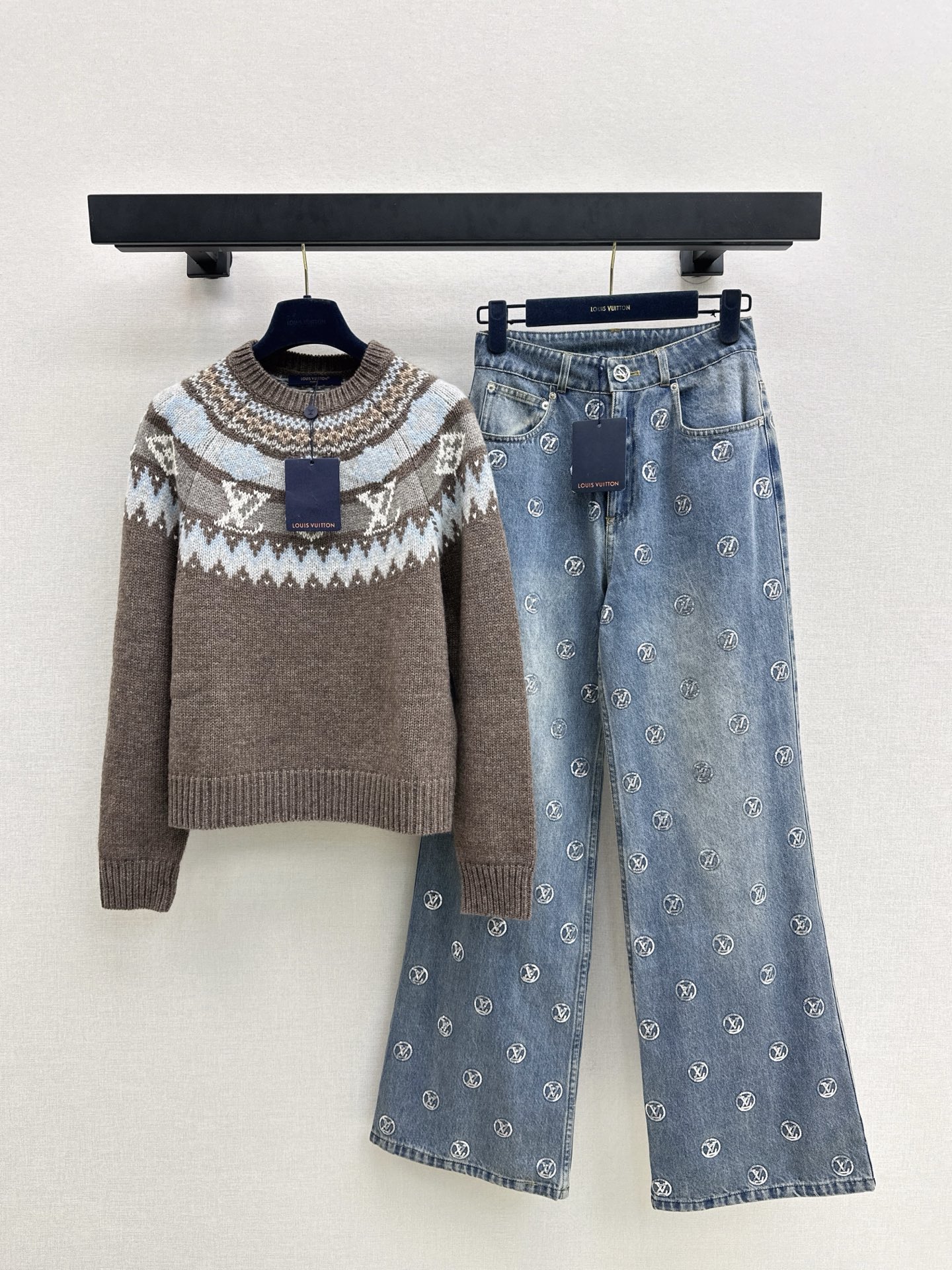 NO:591153,Zhong Chuxi’s same model, L’s 25Ss—the latest ski series Fair Isle pullover sweater in autumn and winter, is recommended. Recommend a set~~ 30 cashmere 70 wool fine knitting yarn. The jersey texture is light and comfortable. The thickness can be used as a must-have in autumn and winter. The whole design adopts the ice and snow gradient design. It has a deep winter feel~~ The unique winter atmosphere. The upper body effect is very good. The retro British style is very versatile.  One color ready for sale sml,,louis vuitton,sweaters,alexander wang19860909钟楚曦同款 L家 25Ss———秋冬最新款滑雪系列费尔岛套头毛衣爆单款推荐 推荐一套搭配～～ 30羊绒70羊毛精织纱线 平纹针织质感轻盈舒适 厚度可作为秋冬季节必备款 整件设计采用冰雪渐层变化设计 超有深冬的Feel～～ 独特的冬日氛围感 上身效果非常棒 复古英伦格调很百搭哦 一色现货发售sml,,louis vuitton,sweaters,alexander wang,Women's clothing