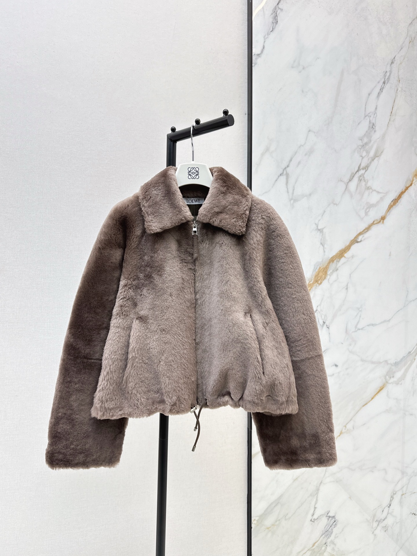 NO:591135,Comes with dust bag, exclusive first release, Loe 25Ss————The latest imported Alpine fur one-lapel coat in autumn and winter. The wool is dense and ultra-fine. Short lapel version. The upper body has an age-reducing and casual girlish temperament. It is versatile and not picky. The fur side is facing the outside and the leather side is facing in. Perfect pure handicrafts. Minimalist style, high-end and fashionable. One color ready for sale sml,,loewe,jackets & coats,alexander wang19860909配防尘袋独家首发 Loe 25Ss————秋冬最新款进口阿尔卑斯皮毛一体翻领外套羊毛密实超细腻 小短款翻领版型 上身减龄休闲少女气质百搭不挑人 毛面朝外皮面朝里完美纯手工艺 极简风高级又时髦 一色现货发售sml,,loewe,jackets & coats,alexander wang,Women's clothing