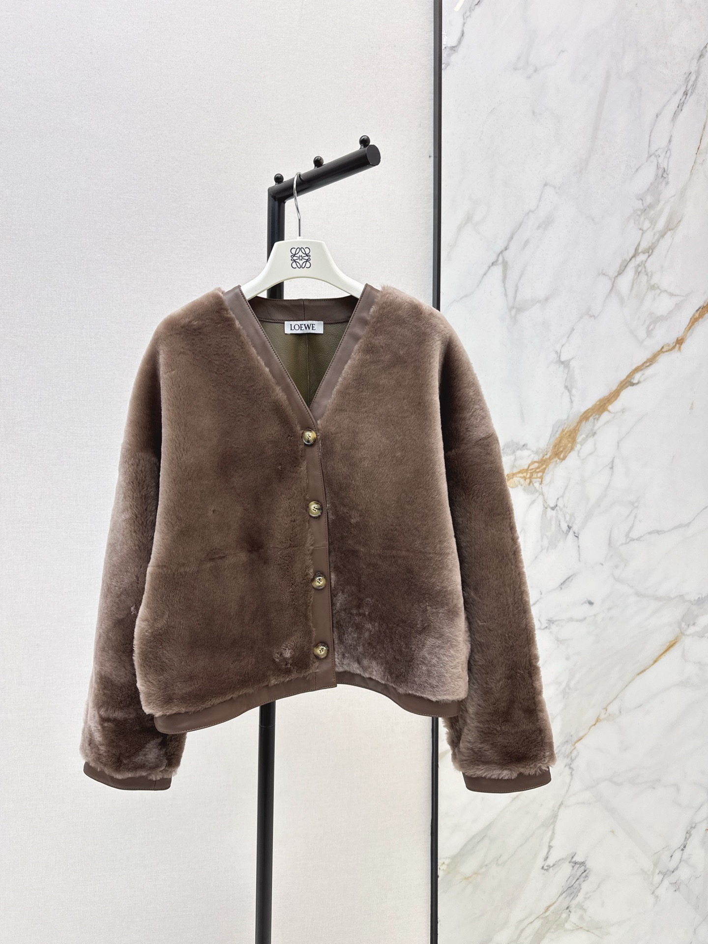 NO:591134,Comes with dust bag, exclusive first release, Loe 25Ss————The latest imported Alpine fur one-piece V-neck loose coat in autumn and winter. The wool is dense and ultra-fine. Short V-neck version. The upper body has an age-reducing and casual girlish temperament. It is versatile and not picky. The fur side is facing the outside and the leather side is facing in. Perfect pure handicrafts. Minimalist style, high-end and fashionable. One color ready for sale sml,,loewe,jackets & coats,alexander wang19860909配防尘袋独家首发 Loe 25Ss————秋冬最新款进口阿尔卑斯皮毛一体V领宽松外套羊毛密实超细腻 小短款V领版型 上身减龄休闲少女气质百搭不挑人 毛面朝外皮面朝里完美纯手工艺 极简风高级又时髦 一色现货发售sml,,loewe,jackets & coats,alexander wang,Women's clothing