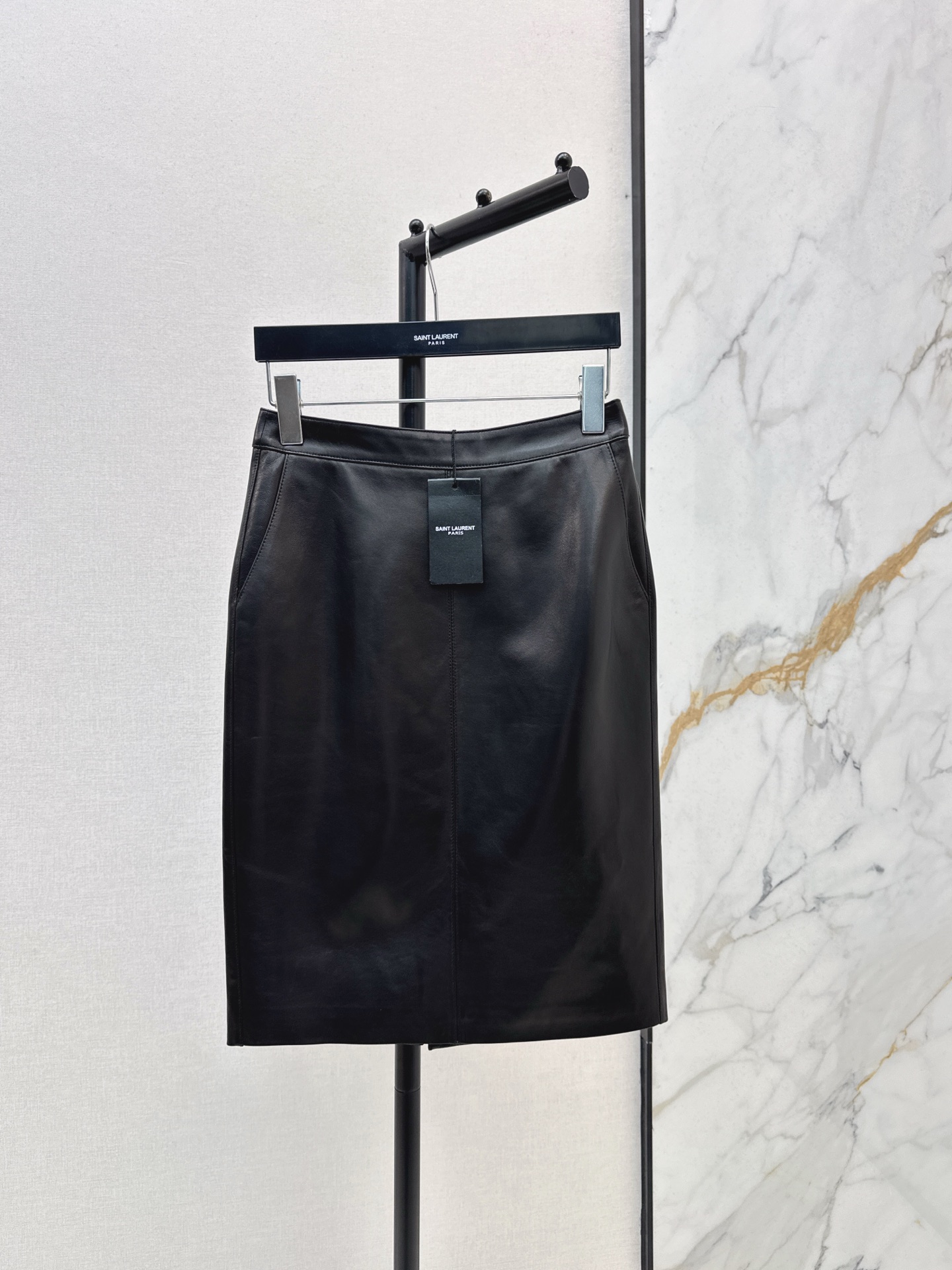 NO:591132,Hot item recommendation: SLP 25Ss————The latest high-luxury minimalist style lambskin hip-covering skirt for autumn and winter. The top-quality leather is super delicate. The three-dimensional high-waisted hip-covering silhouette is a must-have fashion item for Bai Fumei. Imported 100% lambskin from New Zealand. The version is versatile and does not pick anyone’s upper body. It is available in five colors: smlxl, loro piana, skirts, sheepskin, and alexander wang.19860909爆单款推荐 SLP 25Ss————秋冬最新款高奢极简风小羊皮包臀半裙顶级皮质超级细腻 立体高腰包臀版型剪裁 白富美必入时髦单品 进口新西兰百分百小绵羊皮 版型百搭不挑人上身超级正 五色现货发售smlxl,,loro piana,skirts,sheepskin,alexander wang,Women's clothing