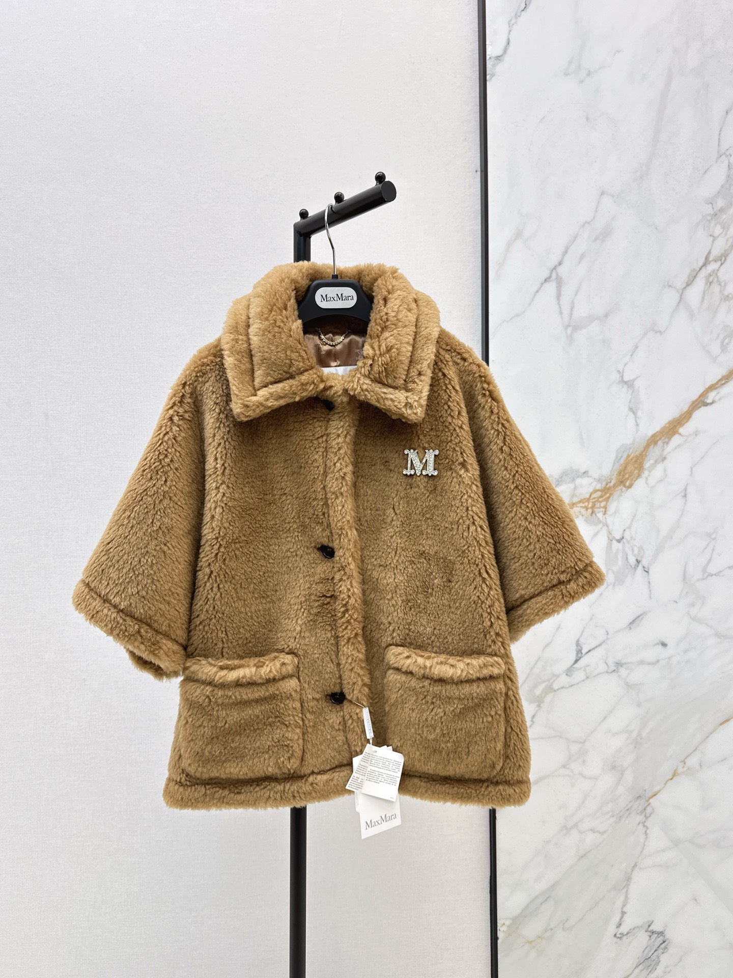 NO:591122,Max 25Ss————The latest short teddy jacket in autumn and winter. One of the most representative products. The soul of the short classic jacket must be the handsome version. The original customized version with beige calfskin waist accessories not only brings the icing on the cake to the jacket itself, but also increases the recognition of the jacket itself. The 88 camel velvet and 12 mulberry silk ingredients are such a golden combination of fabrics!  Make the whole YY look more high-end and classy. One color ready for sale xssm (S size unlimited bust, length 63),,jackets & coats,jackets & coats,cowhide,gold,alexander wang19860909Max 25Ss————秋冬最新款短款泰迪夹克外套 最具有代表作的产品之一 短款经典夹克 灵魂之处必然就是帅气的版型 原版定制版型搭配浅驼色小牛皮收腰配饰 不仅为这款夹克本身带来了锦上添花的效果 更增加了这款本身的辨识度 88骆驼绒 12桑蚕丝成分更是这样的黄金配比面料组合！让整件YY更显得高端大气上档次 一色现货发售xssm（S码胸围无限 衣长63）,,jackets & coats,jackets & coats,cowhide,gold,alexander wang,Women's clothing