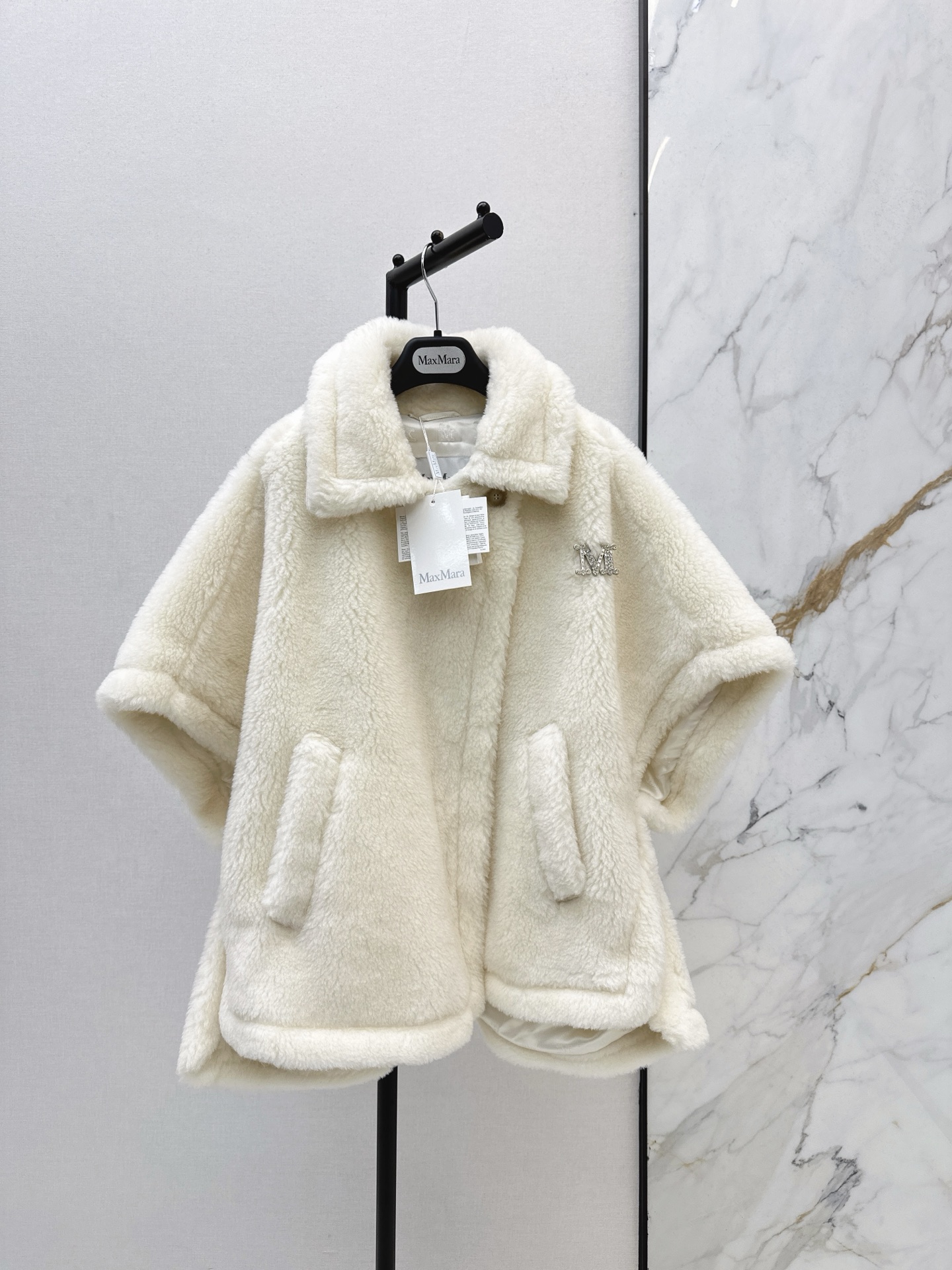 NO:591120,Max 25Ss————The latest short teddy jacket in autumn and winter. One of the most representative products. The soul of the short classic jacket must be the handsome version. The original customized version with beige calfskin waist accessories not only brings the icing on the cake to the jacket itself, but also increases the recognition of the jacket itself. The 88 camel velvet and 12 mulberry silk ingredients are such a golden combination of fabrics!  Make the whole YY look more high-end and classy. Delivered brooch + dust bag. Three colors ready for sale.19860909Max 25Ss————秋冬最新款短款泰迪夹克外套 最具有代表作的产品之一 短款经典夹克 灵魂之处必然就是帅气的版型 原版定制版型搭配浅驼色小牛皮收腰配饰 不仅为这款夹克本身带来了锦上添花的效果 更增加了这款本身的辨识度 88骆驼绒 12桑蚕丝成分更是这样的黄金配比面料组合！让整件YY更显得高端大气上档次 配送胸针+防尘袋 三色现货发售xssm（S码胸围无限 衣长74）,,jackets & coats,jackets & coats,brooch，breastpin,cowhide,gold,alexander wang,Women's clothing