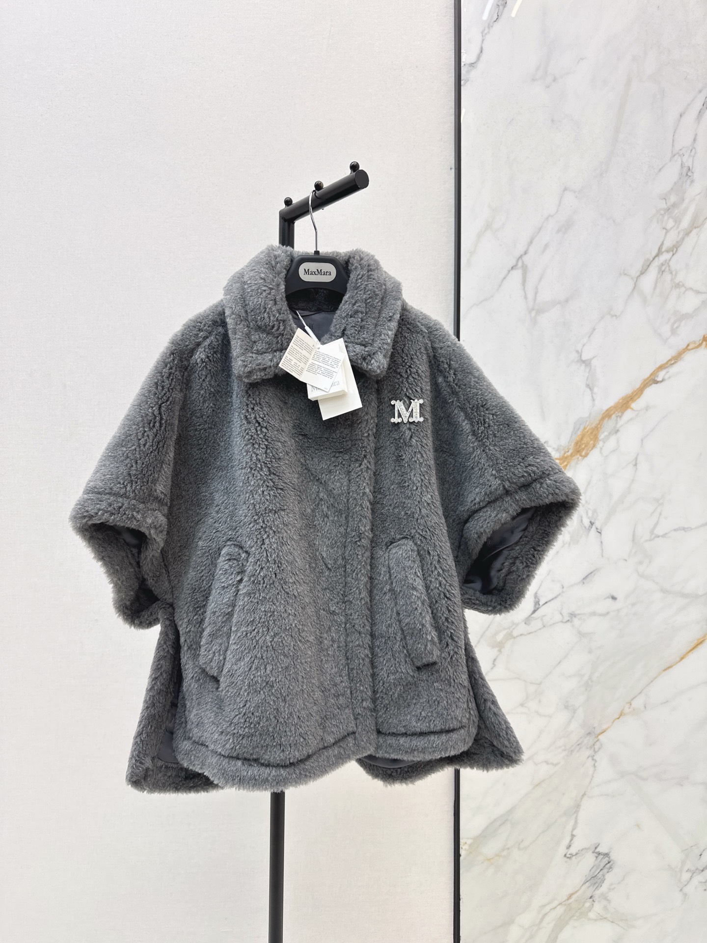 NO:591118,Max 25Ss————The latest short teddy jacket in autumn and winter. One of the most representative products. The soul of the short classic jacket must be the handsome version. The original customized version with beige calfskin waist accessories not only brings the icing on the cake to the jacket itself, but also increases the recognition of the jacket itself. The 88 camel velvet and 12 mulberry silk ingredients are such a golden combination of fabrics!  Make the whole YY look more high-end and classy. Delivered brooch + dust bag. Three colors ready for sale.19860909Max 25Ss————秋冬最新款短款泰迪夹克外套 最具有代表作的产品之一 短款经典夹克 灵魂之处必然就是帅气的版型 原版定制版型搭配浅驼色小牛皮收腰配饰 不仅为这款夹克本身带来了锦上添花的效果 更增加了这款本身的辨识度 88骆驼绒 12桑蚕丝成分更是这样的黄金配比面料组合！让整件YY更显得高端大气上档次 配送胸针+防尘袋 三色现货发售xssm（S码胸围无限 衣长74,,jackets & coats,jackets & coats,brooch，breastpin,cowhide,gold,alexander wang,Women's clothing