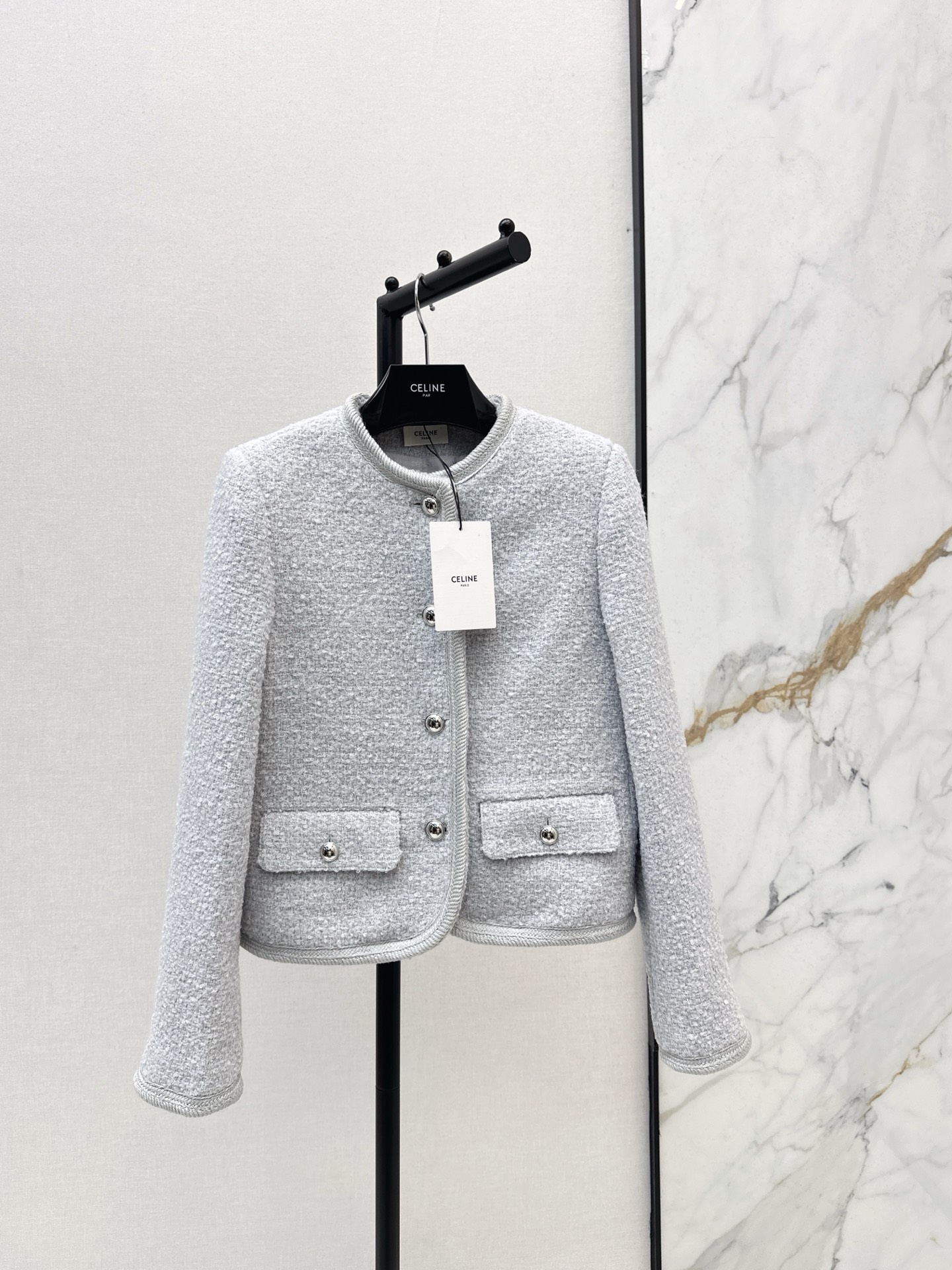 NO:591129,CE 25Ss - the latest sky blue woven jacket for autumn and winter. It looks like a wealthy lady. The upper body has a noble temperament. The color is fresh and can be elegant or casual. The color is very beautiful. The classic box version is very elegant. The custom woven fabric has a good texture. It is practical and has a higher appearance value. It is a must-have for white and rich beauty. One color is available in stock sml,, jackets & coats, alexander wang19860909CE 25Ss———秋冬最新款天蓝色编织外套 富贵小姐姐即视感 上身自带一种高贵气质 颜色清新可优雅可休闲 配色很好看 经典箱型版型属于很抬气质的款 定制编织面料质感很好 实穿度高颜值也更高白富美必备 一色现货发售sml,,jackets & coats,alexander wang,Women's clothing