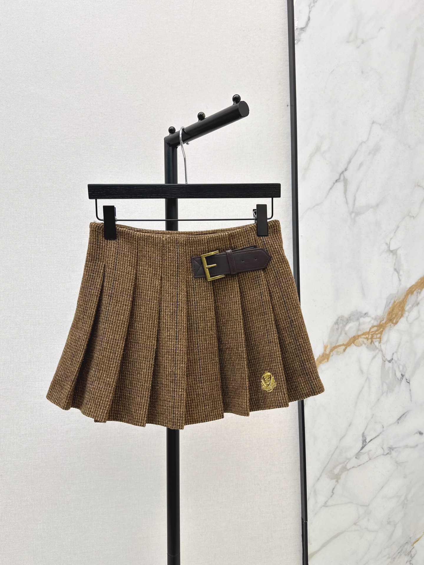 NO:591127,Ruth's outfit, fashionable niche design 25Ss————The latest age-reducing Maillard suit for autumn and winter, spliced ​​corduroy double-pocket short windbreaker jacket + pleated skirt. A set of upper body that shows long legs. A super-sexy English college style suit. The embroidered design details are salty and sweet, making you look younger and handsome. Fashionable and energetic, it looks good with any combination. Developed in one color. Ready for sale sml,,skirts,jackets & coats,alexander wang19860909露思穿搭 时髦小众设计 25Ss————秋冬最新款美拉德减龄套装拼接灯芯绒双口袋短款风衣外套+压褶半裙 一套上身超显腿长 超洋气的英格兰学院风套装 绣花设计细节可盐可甜减龄又帅气 时髦精神器怎么搭都好看 一色分开发 现货发售sml,,skirts,jackets & coats,alexander wang,Women's clothing