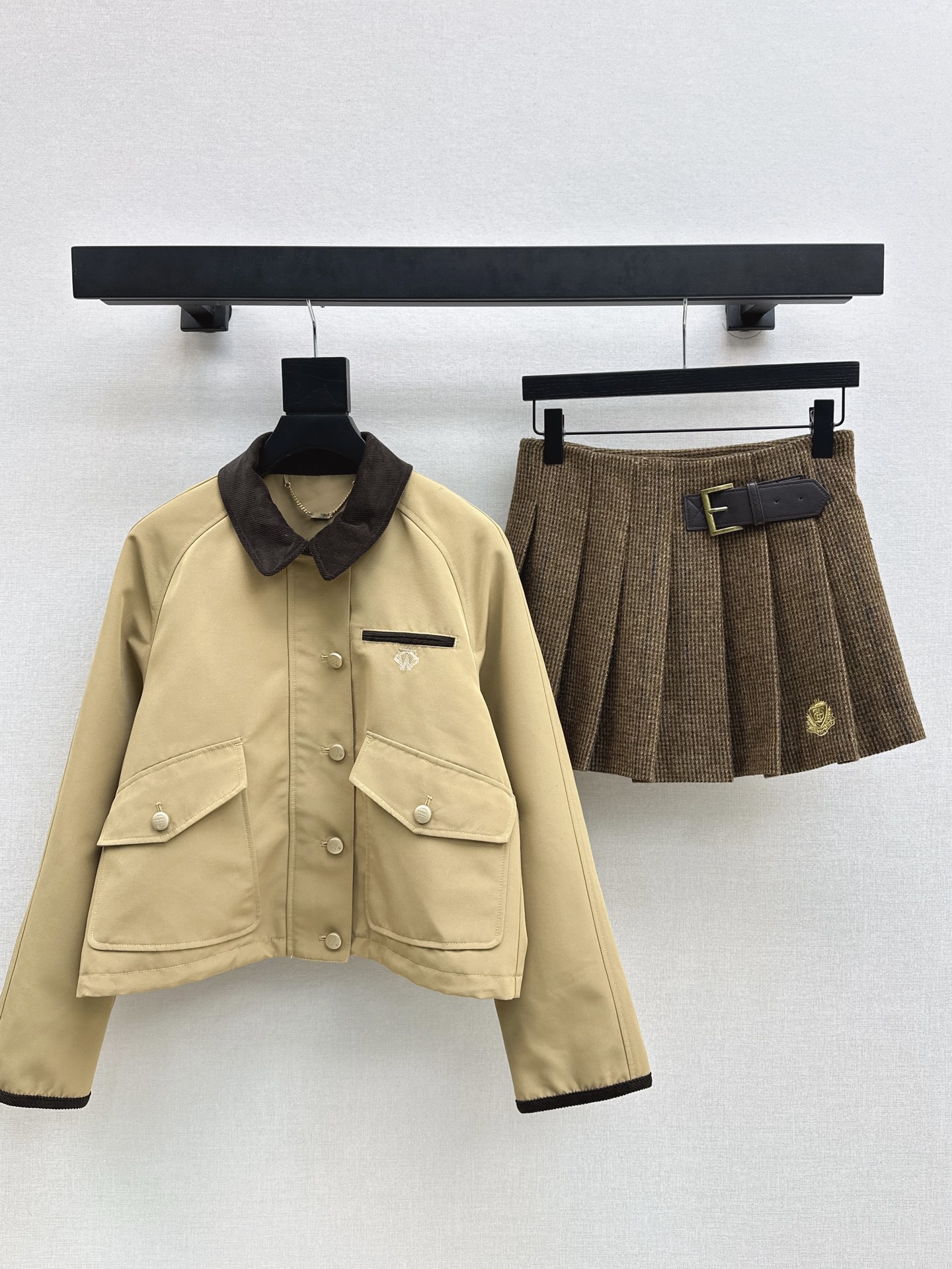 NO:591125,Ruth's outfit, fashionable niche design 25Ss————The latest Maillard age-reducing suit for autumn and winter, spliced ​​corduroy double-pocket short windbreaker jacket + pleated skirt. A set of upper body that shows long legs. A super western English college style suit. The embroidered design details are salty and sweet, which is both age-reducing and handsome. The fashionable spirit looks good no matter how you wear it. Developed in one color. Ready for sale in sml. Outside, skirts, jackets & coats, alexander wang19860909露思穿搭 时髦小众设计 25Ss————秋冬最新款美拉德减龄套装拼接灯芯绒双口袋短款风衣外套+压褶半裙 一套上身超显腿长 超洋气的英格兰学院风套装 绣花设计细节可盐可甜减龄又帅气 时髦精神器怎么搭都好看 一色分开发 现货发售sml 外,,skirts,jackets & coats,alexander wang,Women's clothing