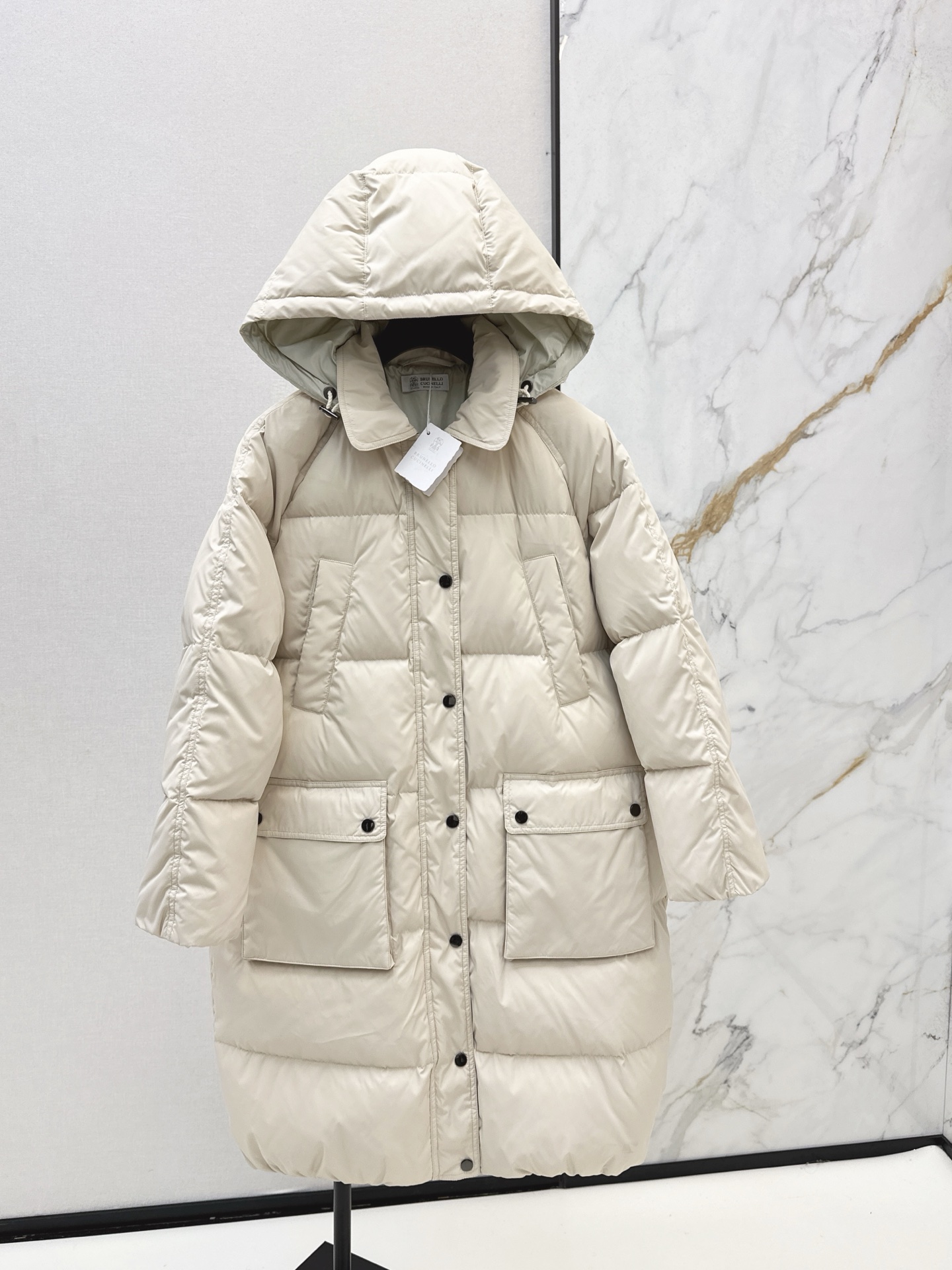 NO:591119,Comes with dust bag, old money style outfit Bc 25Ss————The latest detachable hooded long down jacket for autumn and winter. Imported 90 white duck down memory silk fabric with national standard, windproof and warm. Copper chain Italian zipper pull decoration. Simple casual large pockets, practical and easy to wear. Casual and elegant. The classic version is not picky and super slim. Two colors are available for sale now. sml,,jackets & coats,down jacket,hats,alexander wang19860909配防尘袋老钱风穿搭 Bc 25Ss————秋冬最新款可拆卸连帽长款羽绒服外套国标进口90白鸭绒记忆丝面料防风保暖 铜链意式拉链头装饰 简约休闲大口袋实穿性强 随性又大气 经典版型不挑人上身超显瘦 两色现货发售sml,,jackets & coats,down jacket,hats,alexander wang,Women's clothing