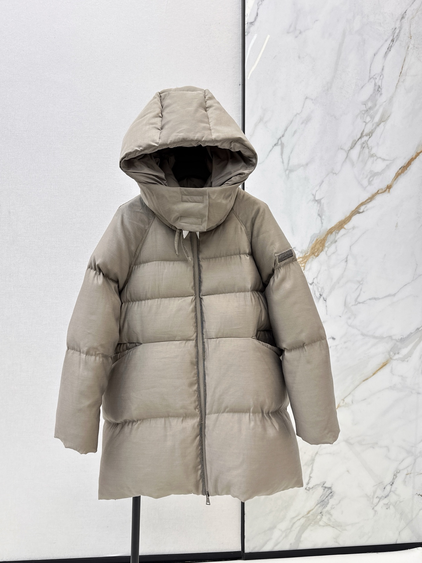 NO:591115,Comes with a dust bag for casual and fashionable wear Bc 25Ss————The latest detachable hooded mid-length down jacket for autumn and winter. National standard imported 90 white duck down memory silk fabric is windproof and warm. Copper chain Italian zipper pull decoration. Simple casual and practical, casual and atmospheric. The classic version is not picky and super slim. Two colors are available in stock. mlxl,,jackets & coats,down jacket,hats,alexander wang19860909配防尘袋休闲时髦穿搭 Bc 25Ss————秋冬最新款可拆卸连帽中长款羽绒服外套国标进口90白鸭绒记忆丝面料防风保暖 铜链意式拉链头装饰 简约休闲实穿性强 随性又大气 经典版型不挑人上身超显瘦 两色现货发售mlxl,,jackets & coats,down jacket,hats,alexander wang,Women's clothing