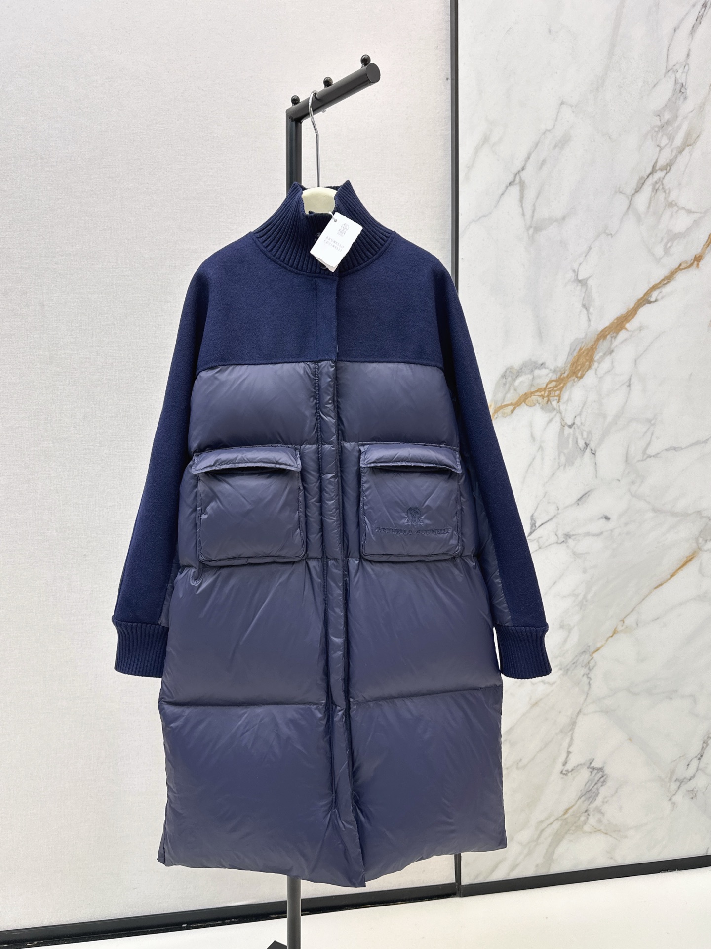 NO:591093,Equipped with a dust bag, high-end minimalist style Bc 25Ss————The latest spliced ​​wool stand-collar long down jacket in autumn and winter. The spliced ​​wool design is great~~Classic Os tailoring and splicing method. Machine-sewn to freeze-frame. Classic, fashionable and handsome. The national standard 90 velvet imported recycled nylon fabric has a great texture. Imported machine sewing. Recommended. Three colors available for sale sml,, down jacket, alexander wang19860909配防尘袋高级极简风穿搭 Bc 25Ss————秋冬最新款拼接羊毛立领长款款羽绒服 拼接羊毛设计感很赞～～经典Os剪裁搭配拼接做法 机缝定格 经典时髦又帅气 国标90绒进口再生尼龙面料质感超赞 进口机缝制 推荐 三色现货发售sml,,down jacket,alexander wang,Women's clothing