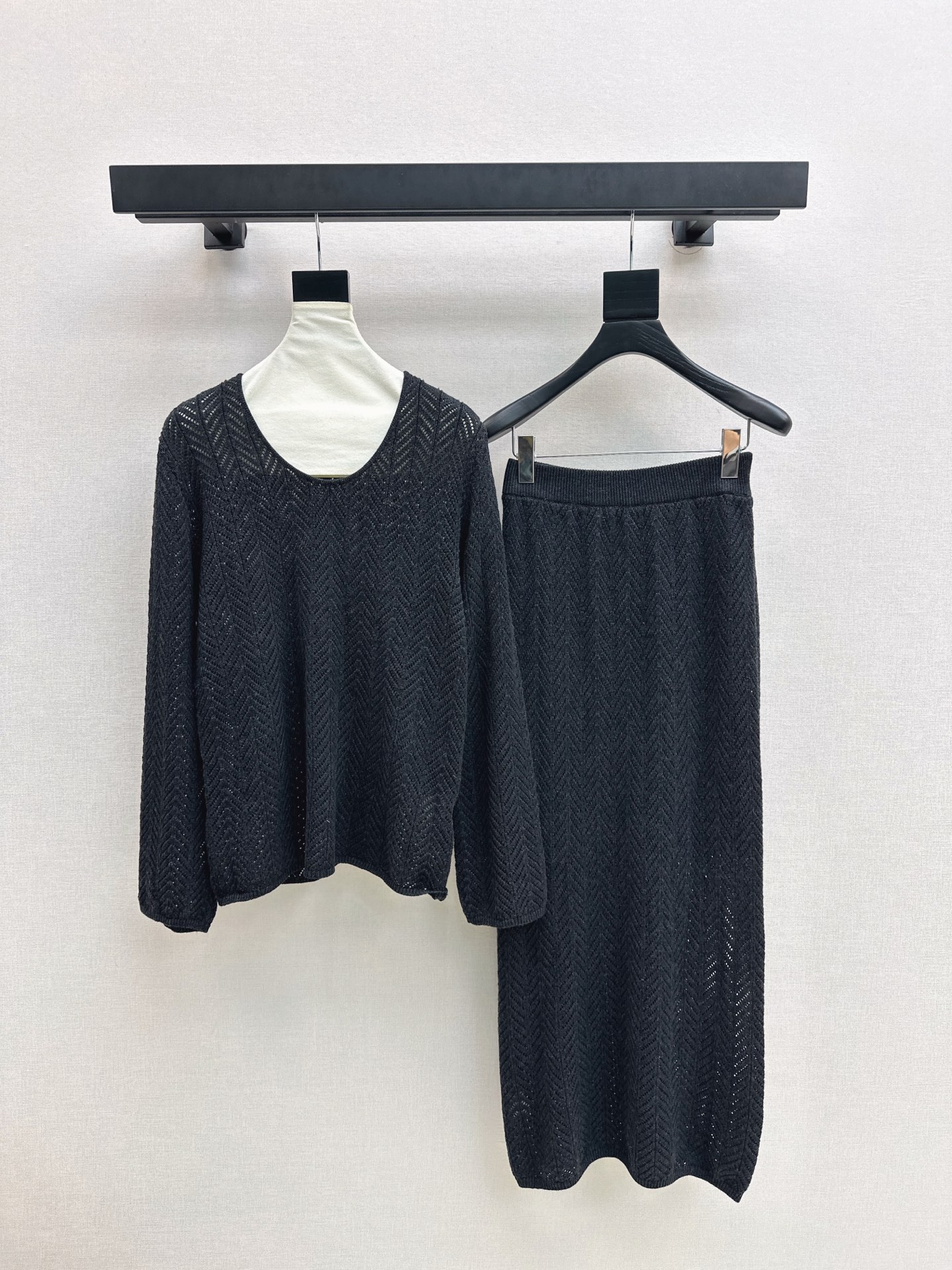 NO:591624,Exclusive model Bc 25Ss - the latest knitted suit for early autumn. U-neck long sleeves + elastic waist skirt. Exquisite beauty. The overall feeling is very simple and elegant. When paired together, it will give you a gentle, beautiful and moving feeling. The color and pattern are impeccable. A must-have for lazy people. It will look good no matter how you wear it. The texture of the fabric is superb. It is made of custom-made wool fabrics. The details are in place. Available in one set. Two colors are available in stock. sml, skirts, alexander wang19860909独家款 Bc 25Ss———早秋最新款针织套装  U领慵懒长袖+松紧腰半裙 精致美感 整体给人感觉特别的简约大气 一套搭配起来给你人一种温柔美丽动人的感觉 颜色跟版型都无可挑剔 懒人必备一套怎么搭都好看 面料质感一绝 采用的是定制羊毛面料 细节很到位 一套出 两色色现货发售sml,,skirts,alexander wang,Women's clothing