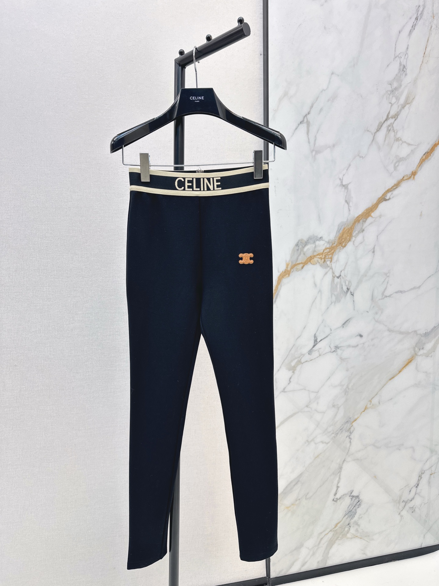 NO:591617,Ce 25Ss————The latest style of letter web high-elastic leggings for autumn and winter. Customized imported high-elastic material. Stretchy and comfortable leggings version. Full of elasticity to lift the hips and slim fit. The jacquard decoration with letter logo on the waist is suitable for various styles of tops. Wear it as you like. Moderate thickness. Autumn and winter matching is more in demand. One color ready for sale sml,, alexander wang19860909Ce 25Ss————秋冬最新款字母织带高弹打底裤定制进口高弹力材质 弹力舒适打底裤版型 弹性十足提臀修身 腰间字母徽标提花装饰适配各种风格的上衣 随心穿搭 适中厚度 秋冬搭配更为需求 一色现货发售sml,,alexander wang,Women's clothing