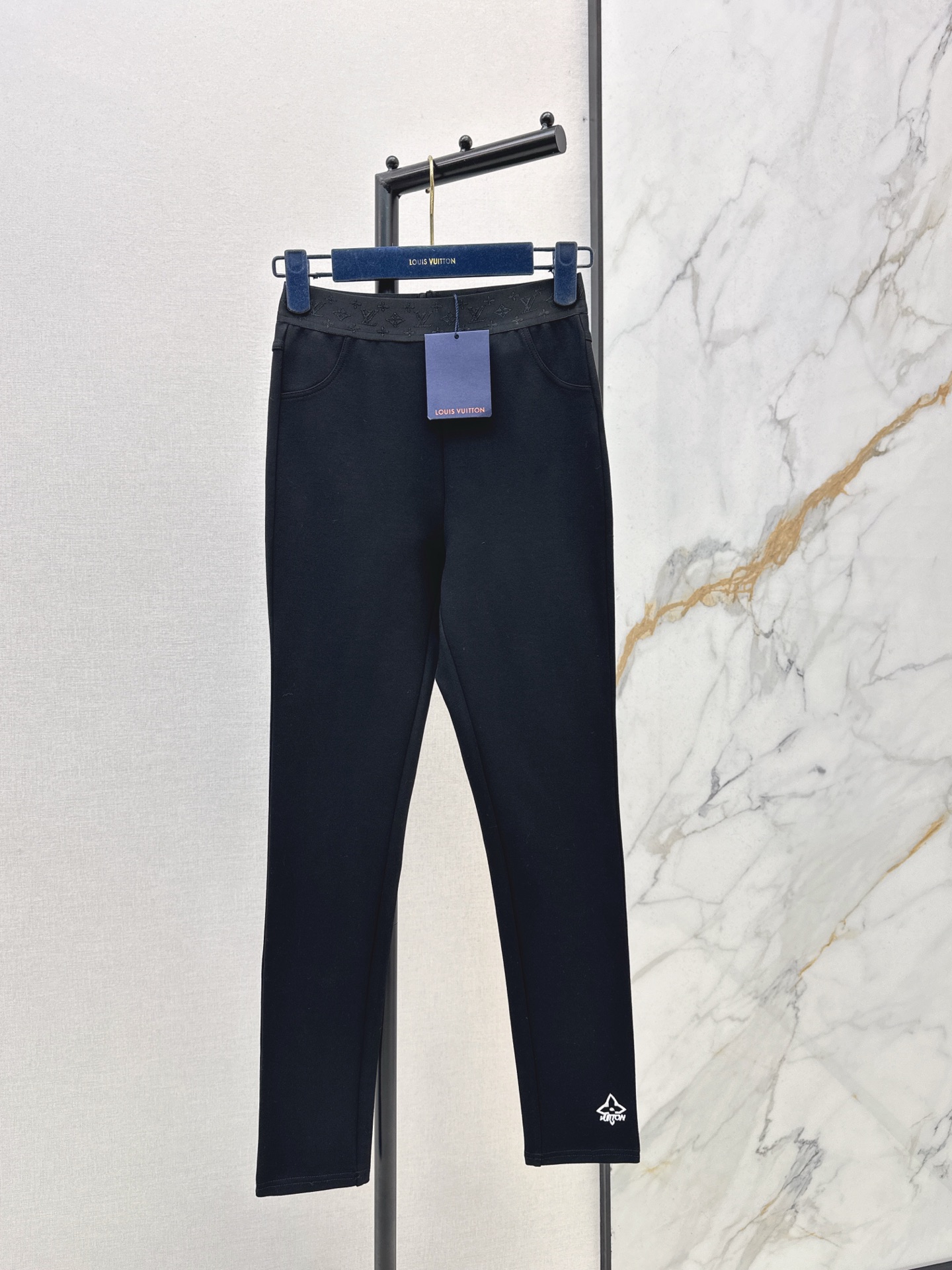 NO:591615,L Family 25Ss————The latest style of letter web high elastic plus velvet leggings for autumn and winter. Customized imported high elastic material. Stretchy and comfortable leggings version. Elastic butt lift and slimming. The jacquard decoration of letter logo on the waist is suitable for various styles of tops. Wear as you like. Moderate thickness. Autumn and winter matching is more in demand. One color ready for sale sml, louis vuitton, alexander wang19860909L家 25Ss————秋冬最新款字母织带高弹加绒打底裤定制进口高弹力材质 弹力舒适打底裤版型 弹性十足提臀修身 腰间字母徽标提花装饰适配各种风格的上衣 随心穿搭 适中厚度 秋冬搭配更为需求 一色现货发售sml,,louis vuitton,alexander wang,Women's clothing