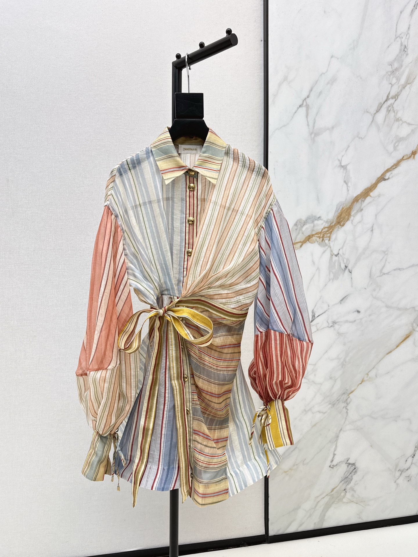 NO:591613,Exclusive first release of Zimmen-M 25Ss - the latest resort-style printed dress in early autumn. Elegant and fresh resort-style atmosphere. Elegant pattern printing. Romantic and elegant white and rich beauty must-have items. Silk and linen blended fabrics. One color ready for sale. smlxl,,skirts,real silk,alexander wang19860909独家首发 Zimmen-M 25Ss———早秋最新款度假风印花连衣裙淡雅清新的度假风气息 优雅图案印花浪漫优雅的白富美必备单品 真丝亚麻混纺面料 一色现货发售smlxl,,skirts,real silk,alexander wang,Women's clothing