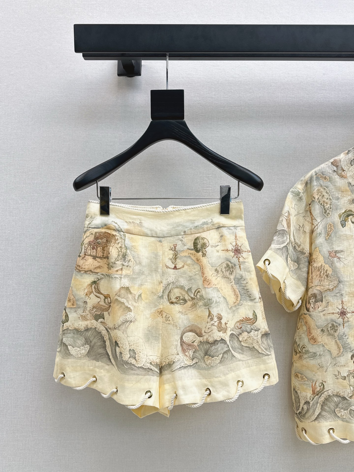 NO:591611,Zim 25Ss - the latest early autumn holiday series romantic suit floral shirt + belted shorts. Original customized heavy linen fabric. Palace style age-reducing girlish style. The upper body is so beautiful that you don’t want it. Fairy and elegant white and rich beauty must-have items. One color ready for sale smlxl, shorts, shirts, alexander wang19860909Zim 25Ss———早秋最新款度假系列浪漫套装碎花衬衫+腰带短裤 原版定制重磅亚麻面料 宫廷风减龄少女风 上身美的不要不要的 仙气优雅的白富美必备单品 一色现货发售smlxl,,shorts,shirts,alexander wang,Women's clothing