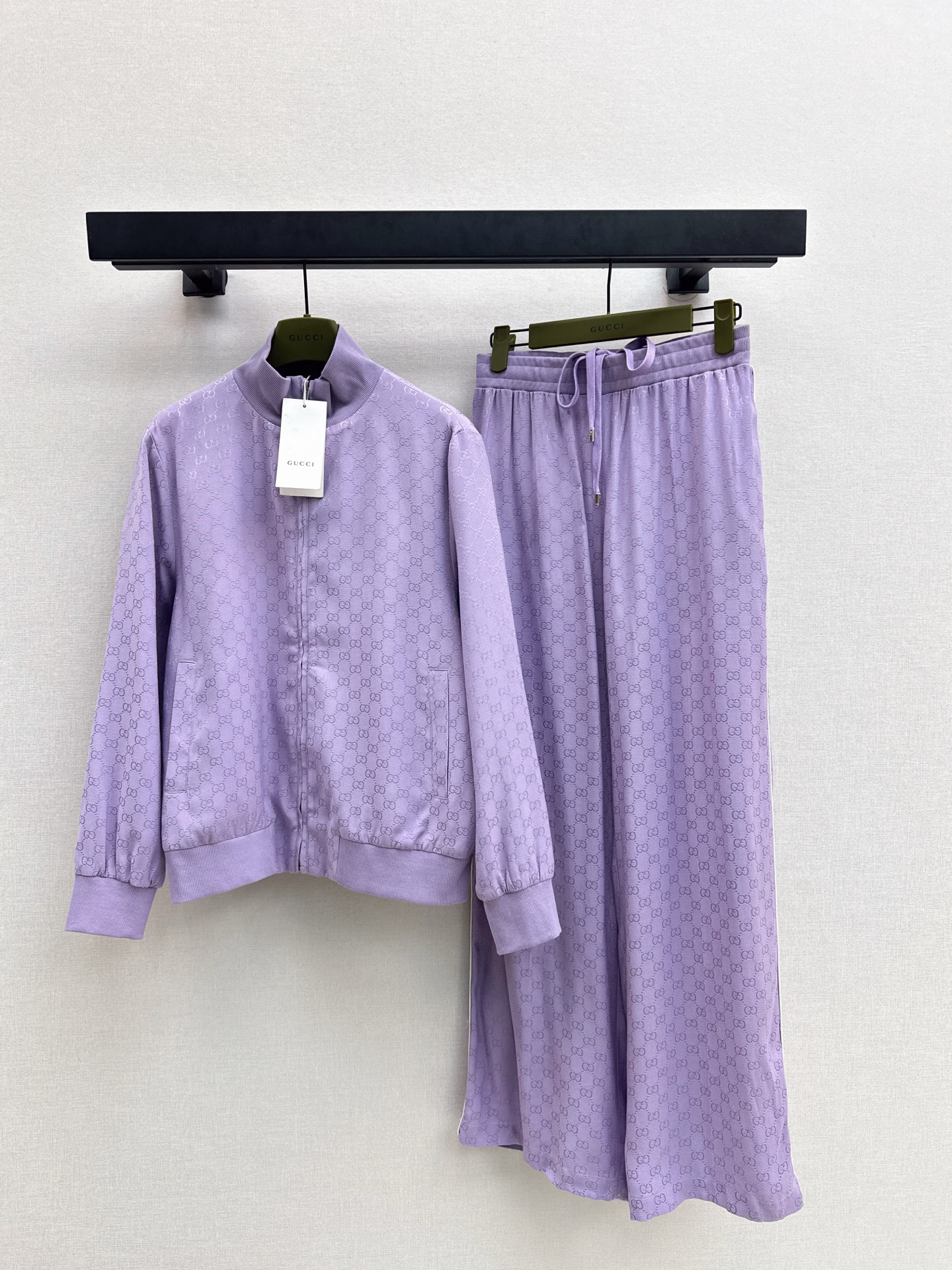 NO:591622,Gu 25Ss————Latest autumn and winter casual suit jacquard jacket + trousers Imported jacquard material High-end texture, comfortable and stylish Jacket-style zipper coat version Easy to put on and take off to set the tone of casual style Full-body double G letter jacquard decoration Contrast color straps on the sides of the legs The complete upper body shows fashionable charm Whether it is daily travel or vacation, you can easily control it One set Two colors ready for sale sml,,jackets & coats,jackets & coats,alexander  wang19860909Gu 25Ss————秋冬最新款休闲套装提花夹克外套+长裤 进口提花材质 质感高级舒适有型 夹克式拉链外套版型 穿脱方便奠定休闲风基调 通体双G字母提花装饰 腿侧加饰撞色捆条 成套上身尽显时尚魅力 无论是日常出行还是旅游度假 都能让你轻松驾驭 一套出 两色现货发售sml,,jackets & coats,jackets & coats,alexander wang,Women's clothing