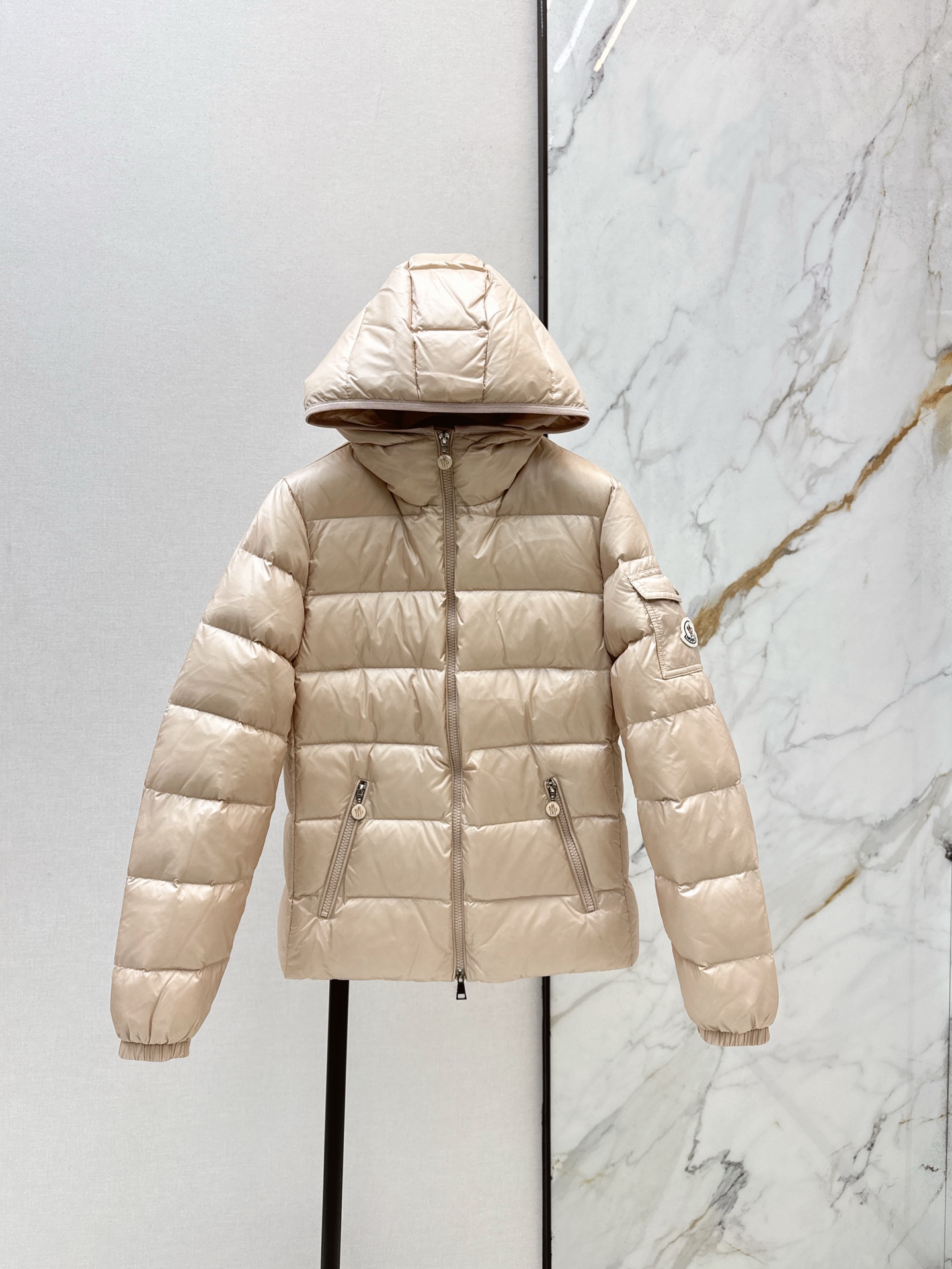 NO:591618,Comes with dust bag Mc 25Ss - the latest hooded down jacket in autumn and winter, made of custom-made imported twill cotton material, double the cold protection function, white goose down filling lining, light and warm as a whole, hooded zipper design, rectangular strip embossed treatment, versatile styling, two colors available for sale 1/2/3/4,,jackets & coats,down jacket,hats,alexander wang19860909配防尘袋Mc 25Ss———秋冬最新款连帽羽绒服外套定制进口斜纹全棉材质 御寒功能加倍 白鹅绒填充内里 整件轻盈保暖 连帽拉链开襟设计 长方条形压纹处理 穿搭造型多变 两色现货发售1/2/3/4,,jackets & coats,down jacket,hats,alexander wang,Women's clothing