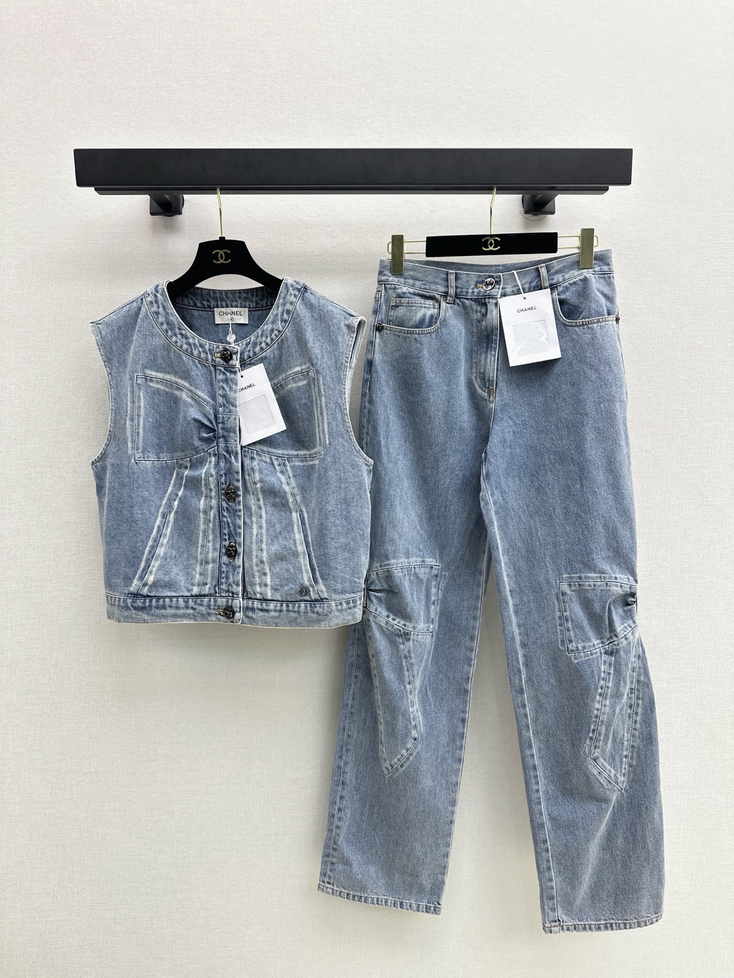 NO:591612,Coco Girl Outfits C Home 25Ss————The latest super hot bow series denim vest in white and rich beauty must-have items in autumn and winter. Customized bow splicing printing and washing process. The buttons are all ultra-exquisite bow designs. The classic silhouette and short top are super beautiful. Sweet and cool celebrity style with fashionable items. Nostalgic enzyme washed denim fabric. Two colors are available for sale now. sml,,chanel,alexander wang19860909coco女孩穿搭 C家 25Ss————秋冬最新款超火蝴蝶结系列牛仔马甲白富美必入单品 定制蝴蝶结拼接印花水洗工艺 纽扣都是蝴蝶结设计超精致的 经典廓形小短款上身超好看 甜酷名媛风搭配时髦单品 怀旧酵素洗水牛仔面料 两色现货发售sml,,chanel,alexander wang,Women's clothing