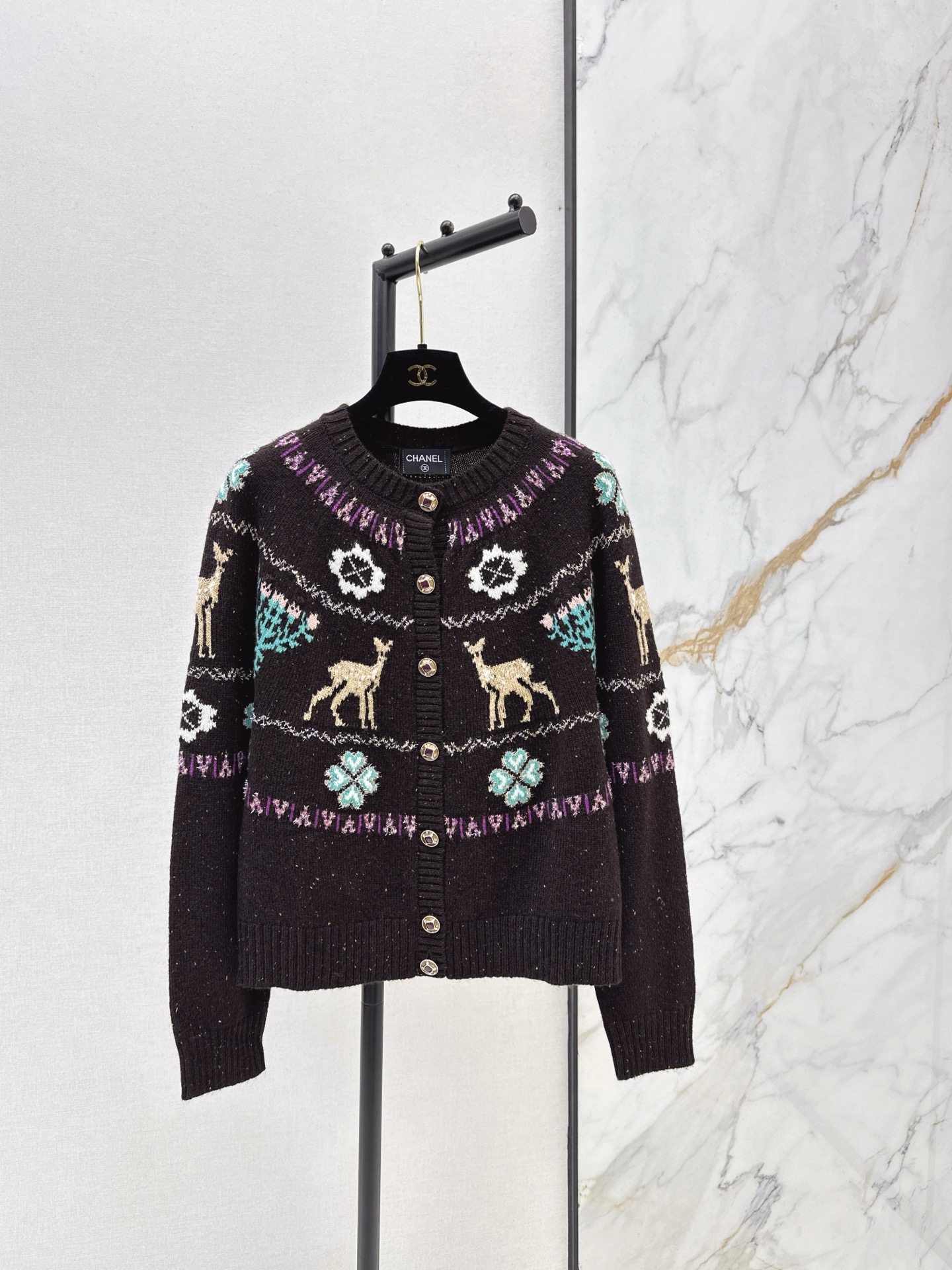 NO:591610,Coco Girl Outfits C Home 25Ss - The latest autumn and winter ski series cardigan jacket is very wintery and has a Christmas atmosphere. Fair Isle hook-and-loop pattern. Classic round neck, versatile, age-reducing and fashionable. Customized colorful wool yarn. Front and rear positioning heavy hook edge intarsia pattern decoration. Literary college style outfit. The version is not picky and the upper body is very slim. Customized metal buckle accessories. Three colors ready for sale sml,,chanel,jackets & coats,alexander wang19860909coco女孩穿搭 C家 25Ss————秋冬最新款滑雪系列开衫外套非常有冬日氛围感圣诞 费尔岛勾花图案 经典圆领百搭减龄又时髦 定制彩纱羊毛纱线 前后定位重工勾边嵌花图案装饰 文艺学院风穿搭 版型不挑人上身巨显瘦 定制金属扣配件 三色现货发售sml,,chanel,jackets & coats,alexander wang,Women's clothing