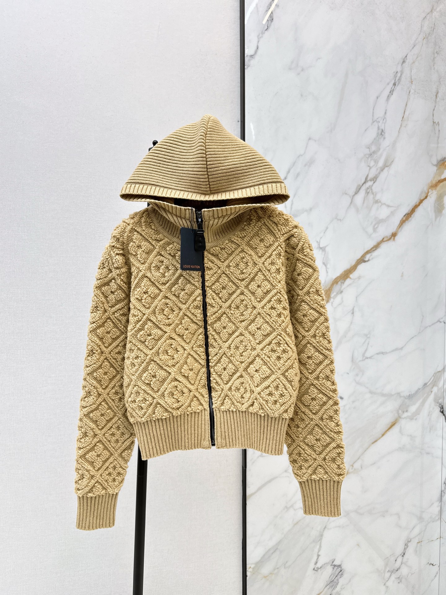 NO:591600,L's 25Ss - the new limited-edition jacquard wool hooded jacket of the autumn and winter fairy-looking ski series. Super atmospheric milk tea color MONOGRAM short style. The hooded zipper design is beautiful on the upper body. Sweet and salty temperament girl. The quality of imported wool yarn is excellent. The Swiss machine positioning three-dimensional knitting pattern is super beautiful. Bai Fumei must buy. Luxurious high-end single product. Two colors are on sale. SML, Louis Vuitton, jackets & coats, hats, alexander wang19860909L家 25Ss———秋冬神仙颜值滑雪系列限定新品提花羊毛连帽外套 超有氛氛围的奶茶色MONOGRAM短款 连帽拉链设计上身绝美 可甜可盐气质少女 进口羊毛纱线质量超赞 瑞士机定位立体编织图案超美 白富美必入 奢华高级单品 两色现货发售sml,,louis vuitton,jackets & coats,hats,alexander wang,Women's clothing