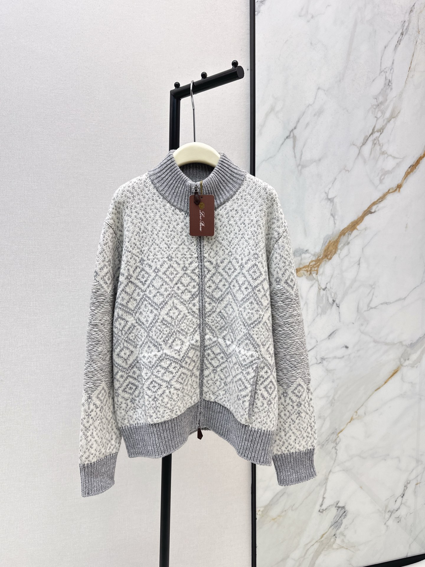 NO:591597,Same style for men and women LP Home 25Ss - The latest autumn and winter ski series cardigan jacket has a very winter atmosphere and a sense of Christmas. Fair Isle hook-and-loop pattern. Classic round neck, versatile, age-reducing and fashionable. Customized colored yarn wool yarn. Heavy-duty hook edge intarsia pattern decoration at the front and rear. Old money and luxury wear. The version is not picky and the upper body is very slim. Two colors are available for sale sml, loro piana, jackets & coats, alexander wang19860909男女同款 LP家 25Ss————秋冬最新款滑雪系列开衫外套非常有冬日氛围感圣诞 费尔岛勾花图案 经典圆领百搭减龄又时髦 定制彩纱羊毛纱线 前后定位重工勾边嵌花图案装饰 老钱高奢穿搭 版型不挑人上身巨显瘦 两色现货发售sml,,loro piana,jackets & coats,alexander wang,Women's clothing