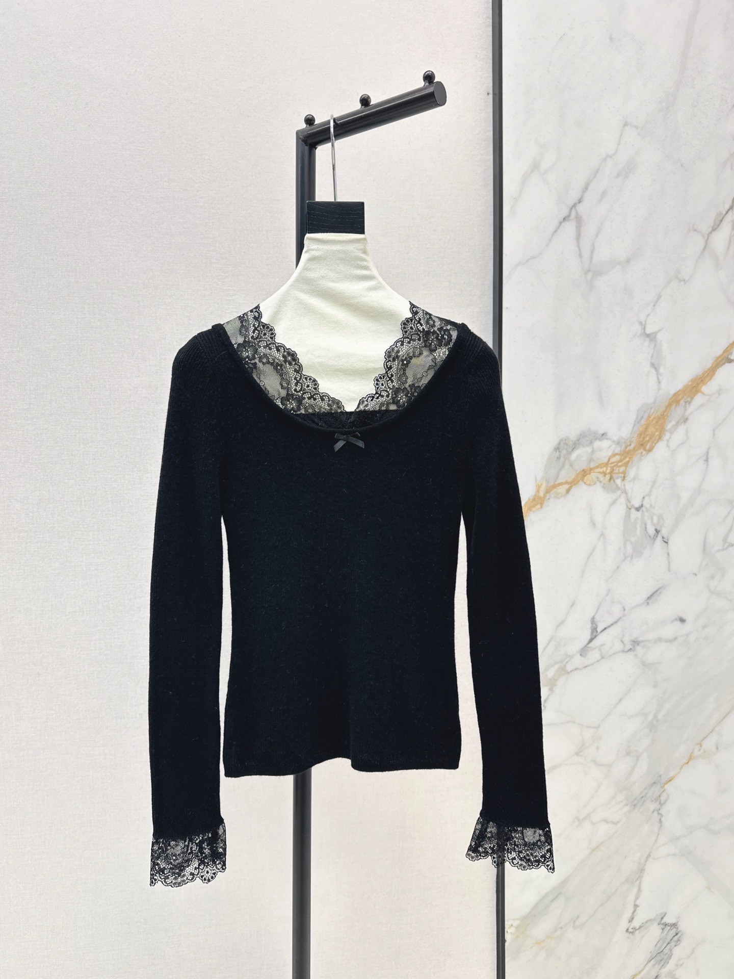 NO:591588,A must-have for everyone, Miu 25Ss - the latest spliced ​​lace design bottoming shirt for autumn and winter. A must-have for daily use. Easy to wear and match. Made of wool knitted yarn. Very soft, slim and comfortable. The spliced ​​lace decoration is bright but not too eye-catching. Available in three colors. sml,, miumiu, alexander wang19860909人手必备 Miu 25Ss————秋冬最新款拼接蕾丝设计打底衫 日常必备款 各种好穿好搭配 采用羊毛针织纱线面料 十分软糯贴身舒适 拼接蕾丝装饰 有亮点又不过分吸睛 三色现货发售sml,,miumiu,alexander wang,Women's clothing