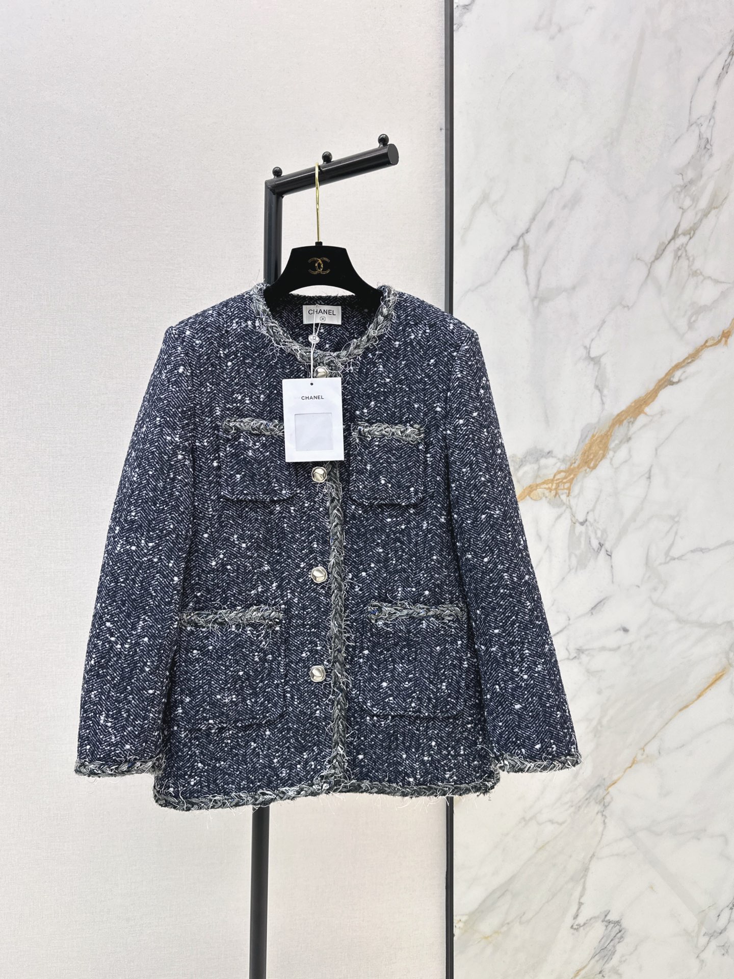 NO:591576,C Home 25Ss————The latest Xiaoxiangfeng woven woolen goose velvet woven jacket in autumn and winter. Beautiful high-end woven fabric. Really beautiful. Three-dimensional texture is full of exquisiteness. 90 white goose down filling. Fashionable, elegant and warm. The upper body has a noble temperament. The customized three-dimensional tailoring version is very slim. It is practical and has a higher appearance. A must-have for rich families. One color ready for sale sml,,chanel,jackets & coats,alexander wang19860909C家 25Ss————秋冬最新款小香风编织粗纺鹅绒编织外套绝美高级编织面料实物超美 立体肌理感精致感满满 90白鹅绒填充 时髦优雅与保暖度都在线 上身自带一种高贵气质 定制立体剪裁版型巨显瘦 实穿度高颜值也更高 富家千金必备 一色现货发售sml,,chanel,jackets & coats,alexander wang,Women's clothing