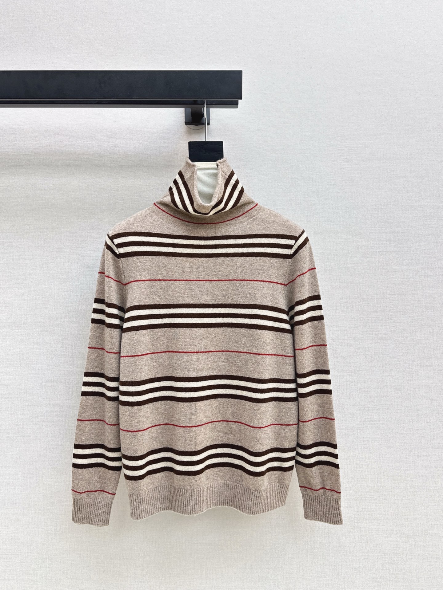 NO:591599,Bur 25Ss————The latest classic contrast striped turtleneck bottoming shirt for autumn and winter. It is a daily must-have. It is easy to wear and match. It is made of wool knitted yarn. It is very soft and comfortable to the body. The stripes are bright but not too eye-catching. Two colors are available for sale now: sml, burberry, alexander wang19860909Bur 25Ss————秋冬最新款经典撞色条纹高领打底衫 日常必备款 各种好穿好搭配 采用羊毛针织纱线面料 十分软糯贴身舒适 条纹有亮点又不过分吸睛 两色现货发售sml,,burberry,alexander wang,Women's clothing