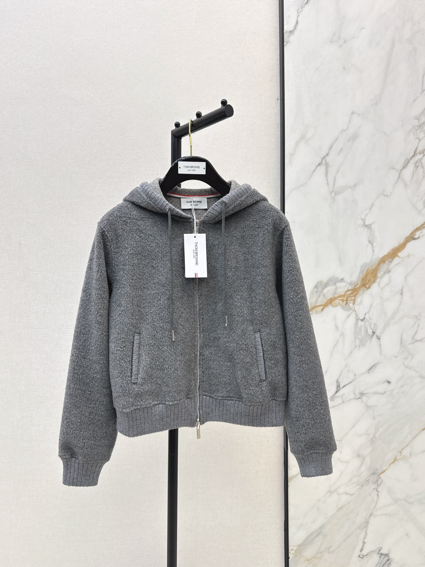 NO:591590,Hot item recommendation: TB 25Ss - the latest woolen hooded baseball jacket for autumn and winter. A casual and stylish casual item. Simple and bright. The short design is more playful and reduces age. It highlights the body proportions. It looks tall and versatile. It is easy to match. It is made of wool fabric. Two colors are available in stock. sml,, jackets & coats, hats, alexander wang19860909爆单款推荐 TB 25Ss————秋冬最新款毛呢连帽棒球服外套随性又飒气的休闲单品 简约有亮点 小短款设计比较俏皮减龄 很凸显身材比例感 显高百搭 搭配起来不费劲 采用羊毛呢面料 两色现货发售sml,,jackets & coats,hats,alexander wang,Women's clothing