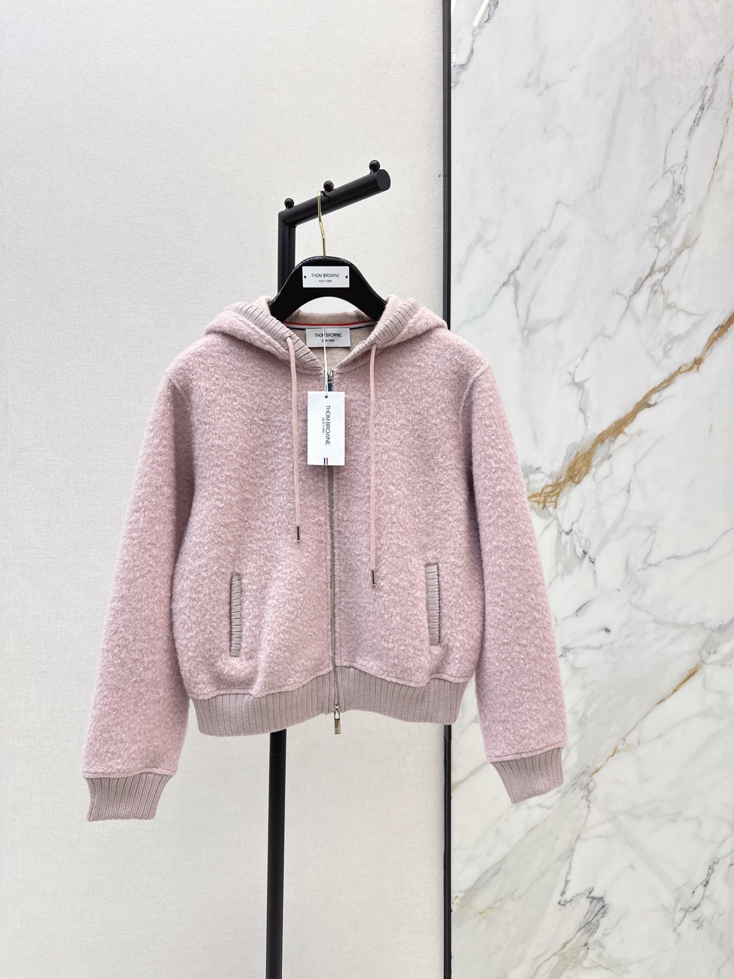 NO:591587,Hot item recommendation: TB 25Ss - the latest woolen hooded baseball jacket for autumn and winter. A casual and stylish casual item. Simple and bright. The short design is more playful and reduces age. It highlights the body proportions. It looks tall and versatile. It is easy to match. It is made of wool fabric. Two colors are available in stock. sml,, jackets & coats, hats, alexander wang19860909爆单款推荐 TB 25Ss————秋冬最新款毛呢连帽棒球服外套随性又飒气的休闲单品 简约有亮点 小短款设计比较俏皮减龄 很凸显身材比例感 显高百搭 搭配起来不费劲 采用羊毛呢面料 两色现货发售sml,,jackets & coats,hats,alexander wang,Women's clothing