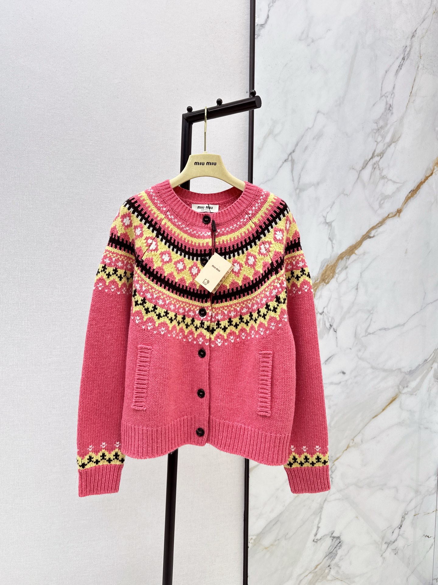 NO:592061,Miu 25Ss————The latest Fair Isle jacquard cardigan for autumn and winter. The pink color is so eye-catching. The bright color really heals people’s hearts. The high-quality sheep wool yarn has a super texture. The rose pink color is so youthful and whitening!  Full of preppy style, sweet and cool style is easy to carry. Cardigans are suitable for daily single-wear jacket choices. Miu's Fair Isle series has a full atmosphere. The series are all good-looking. One color is available for sale sml,, miumiu, jackets & coats, alexander wang19860909Miu 25Ss————秋冬最新款费尔岛提花开衫粉色调太吸睛出片了 亮色系真的治愈人心 高品质的绵羊毛纱线 质感超级赞 玫粉色调太减龄显白啦！学院风满满 甜酷风轻松拿捏 开衫满足日常单穿外套选择 Miu的费尔岛系列氛围感拉满 系列都好看 一色现货发售sml,,miumiu,jackets & coats,alexander wang,Women's clothing