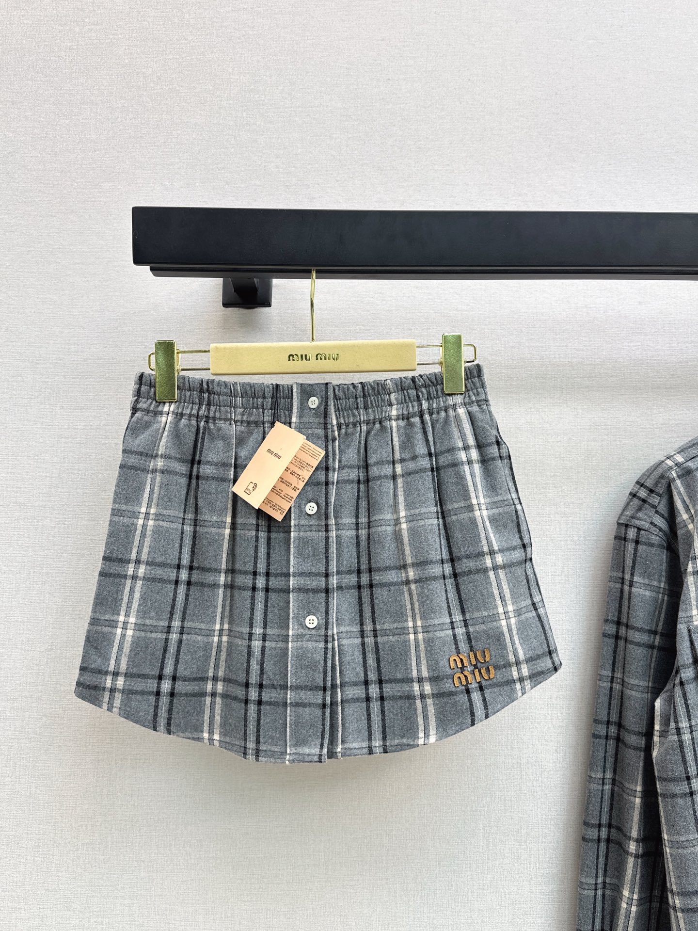 NO:592058,Miu 25Ss————The latest retro plaid elastic waist skirt for autumn and winter. This plaid skirt has a button design in the middle and a curved skirt design, which makes the whole dress look more advanced. The gray-toned plaid skirt is loose and textured. The color design of the logo is also very eye-catching. The delicate plaid is an elegance that will never fade away. The light gray has a romantic atmosphere in autumn and winter. The top is paired with the same series of shirts, which inadvertently reveals a girlish atmosphere~  One color ready for sale sml,,miumiu,skirts,shirts,alexander wang19860909Miu 25Ss————秋冬最新款复古格纹松紧腰半裙 这款格纹半裙 中间是纽扣设计加上裙摆弧形的设计 让整件衣服看起来更高级了 灰调格纹半裙宽松又有质感 logo的颜色设计也很点睛 细腻的格纹是永不退场的优雅 浅灰色超有秋冬浪漫氛围感 上衣搭配同系列衬衫 不经意间流露少女气息～ 一色现货发售sml,,miumiu,skirts,shirts,alexander wang,Women's clothing