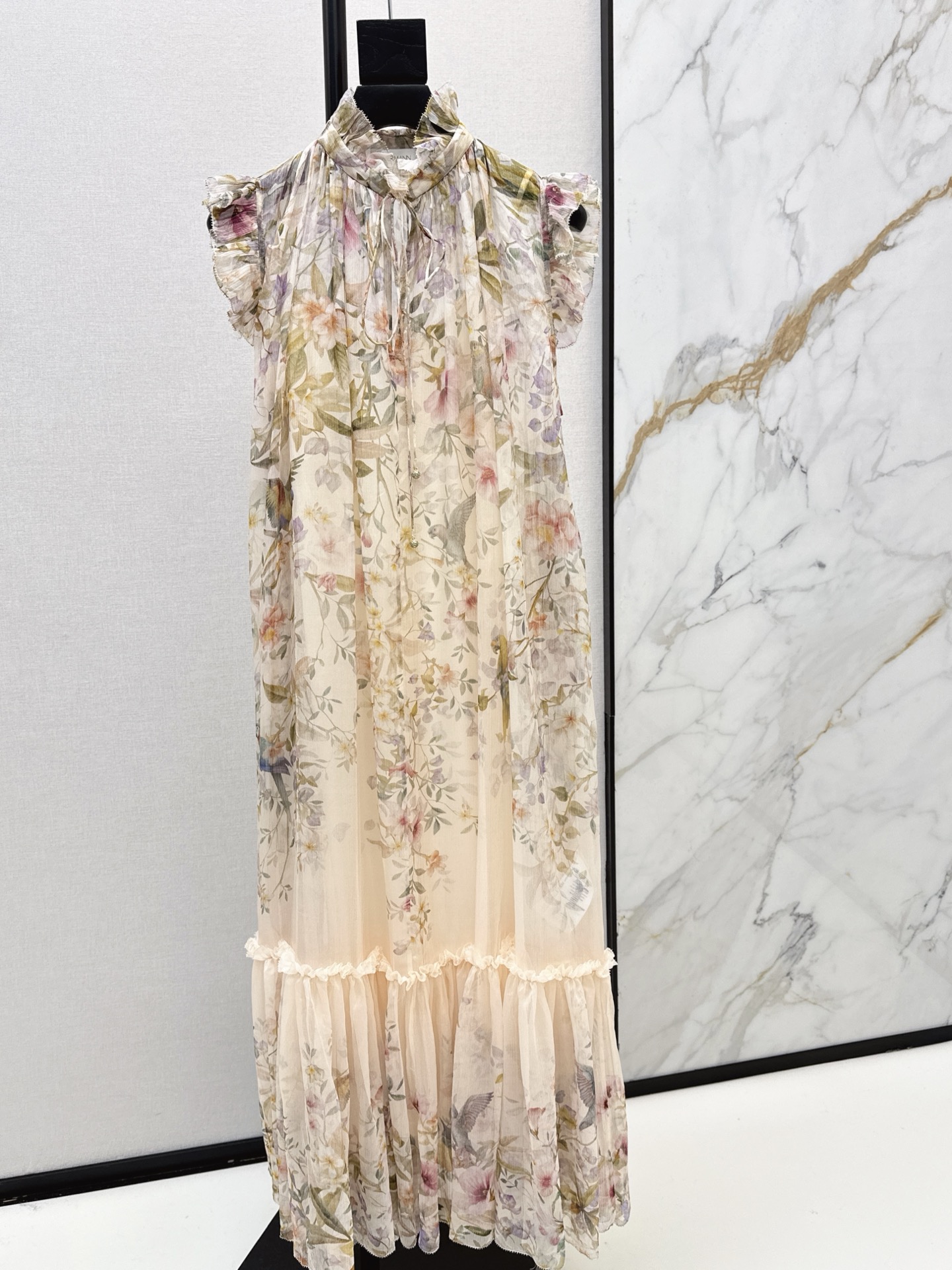 NO:605433,Zim 25Ss - the latest early autumn holiday series floral sleeveless dress, three-dimensional flower decoration, original custom-made heavy-duty retro palace style, age-reducing girlish style, beautiful upper body, don't want it, fairy-like and elegant white and rich beauty must-have item, one color ready for sale smlxl,,skirts,alexander wang19860909Zim 25Ss———早秋最新款度假系列碎花无袖连衣裙 立体花朵装饰 原版定制重工复古宫廷风减龄少女风 上身美的不要不要的 仙气优雅的白富美必备单品 一色现货发售smlxl,,skirts,alexander wang,Women's clothing