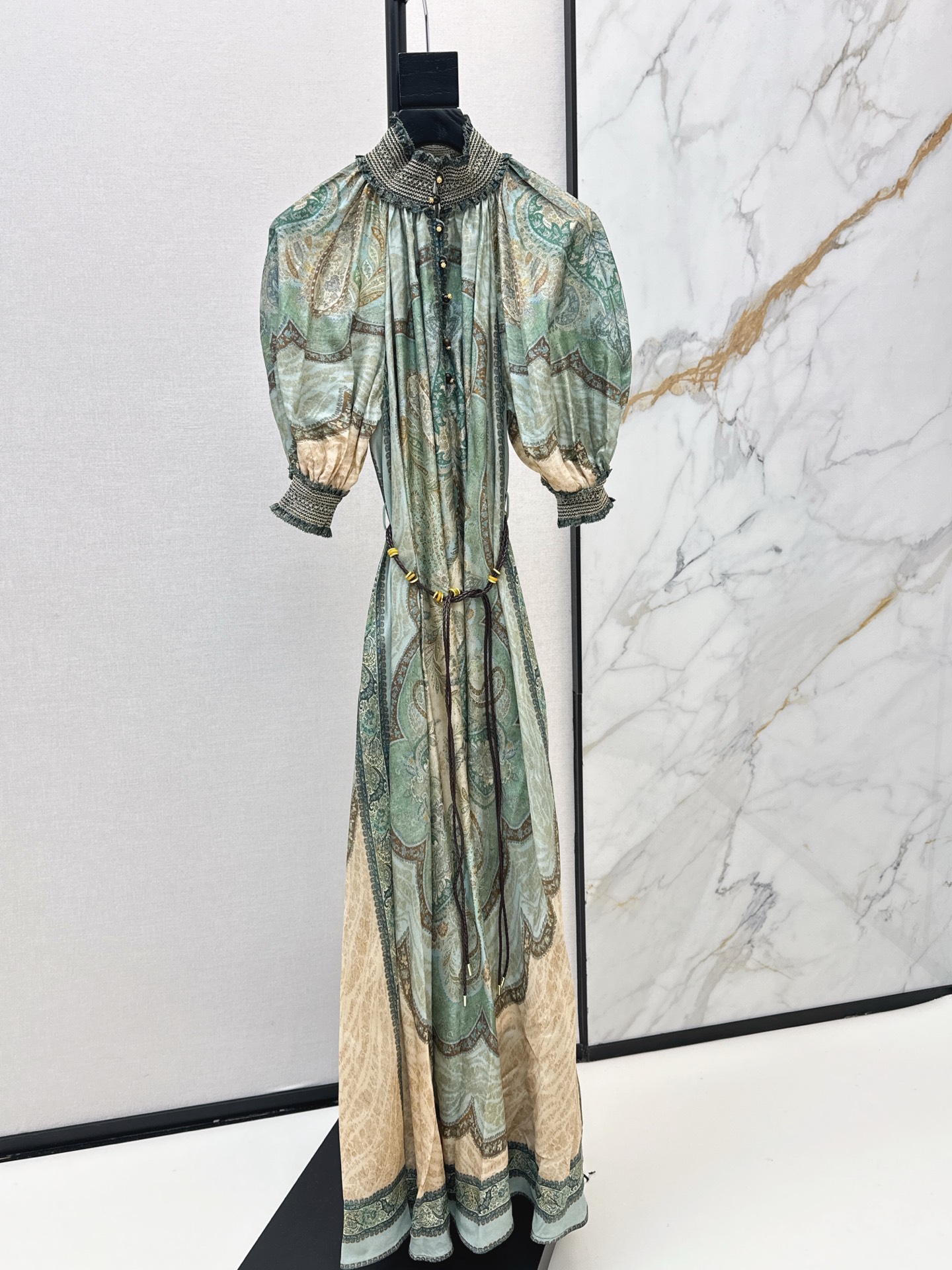 NO:605431,Exclusive first release of Zimmen-M 25Ss - the latest resort-style printed dress in early autumn. Elegant and fresh resort-style atmosphere. Elegant pattern printing. Romantic and elegant white and rich beauty must-have item. 100% silk fabric. One color ready for sale. smlxl,,skirts,real silk,alexander wang19860909独家首发 Zimmen-M 25Ss———早秋最新款度假风印花连衣裙淡雅清新的度假风气息 优雅图案印花浪漫优雅的白富美必备单品 百分百真丝面料 一色现货发售smlxl,,skirts,real silk,alexander wang,Women's clothing