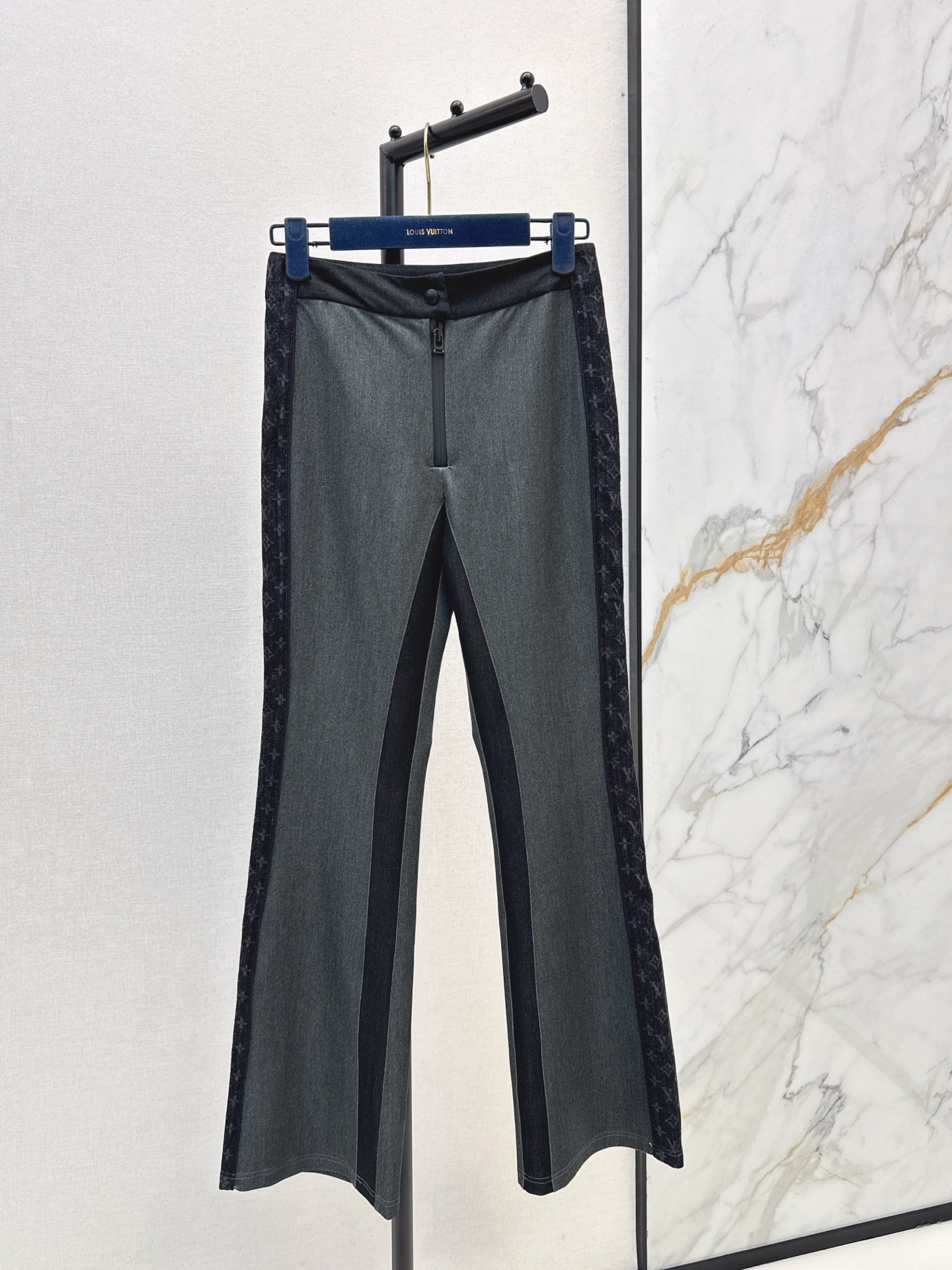 NO:605423,Ljia 25Ss————The latest style of jacquard webbing slim-fit elastic bootcut trousers for autumn and winter. Customized twill cotton material. Comfortable and elastic to wear and stylish. Stretch bootcut trousers style. Retro gray black and bright denim blue. Versatile and durable. The waistband extends to the outside and inside of the hips and legs to outline the overall silhouette. It is matched with the four-leaf clover letter logo pattern distributed on the webbing on both sides. Three-dimensional tailoring and elastic slim fit. It is fashionable and fashionable with any top.  Two colors ready for sale sml, louis vuitton, alexander wang19860909L家 25Ss————秋冬最新款提花织带修身弹力微喇长裤定制斜纹全棉材质 舒适弹力穿搭有型 弹力微喇长裤版型 复古灰黑和亮眼牛仔蓝 百搭耐看 腰封延伸至臀腿外侧及内侧 勾勒整体轮廓 搭配两侧身织带分布的四叶草字母徽标图案 立体剪裁穿搭弹力修身 随意搭配上装都时髦洋气 两色现货发售sml,,louis vuitton,alexander wang,Women's clothing