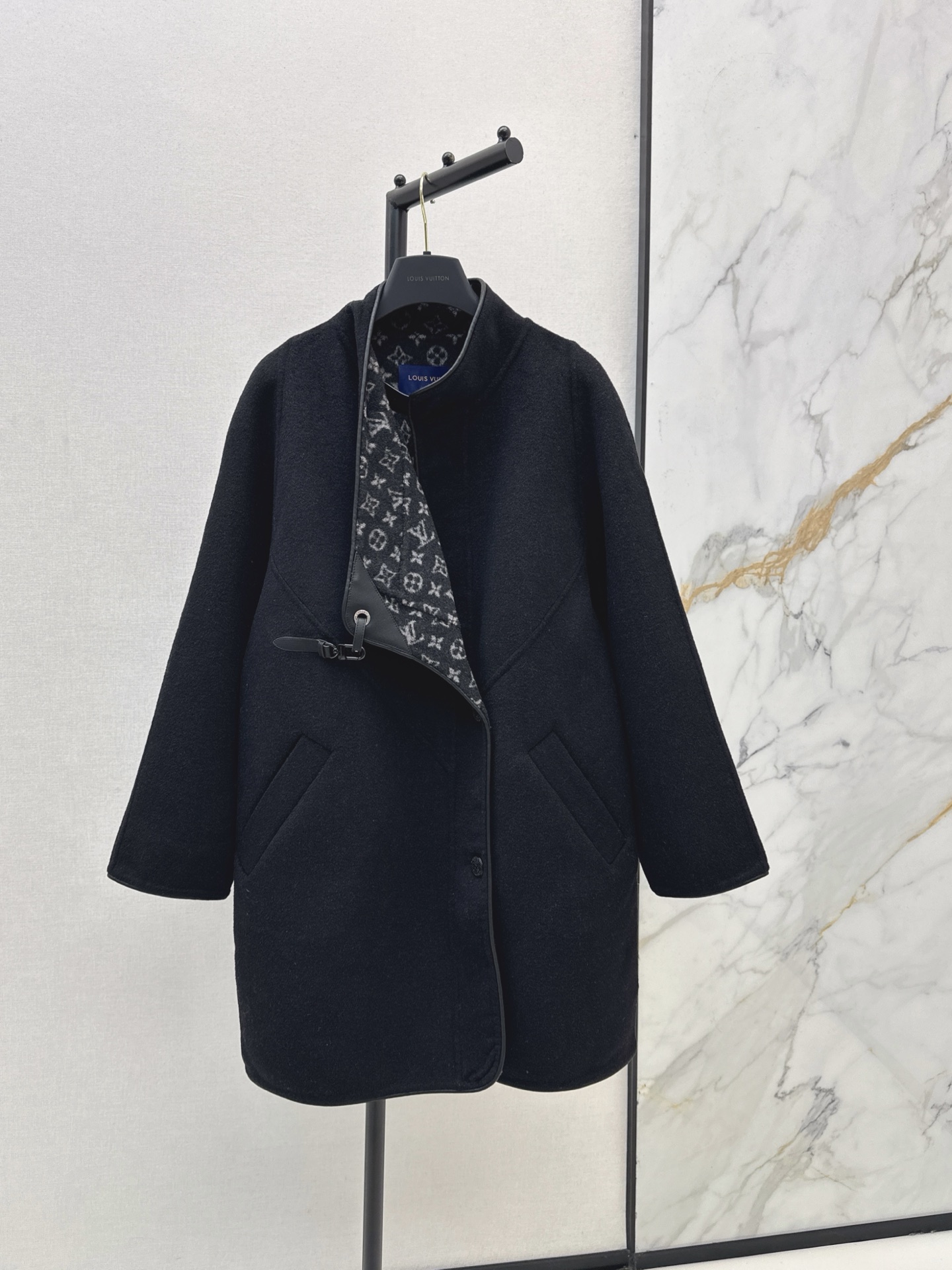 NO:605417,Comes with dust bag L Home 25Ss————The latest autumn and winter double-sided denim long hooded coat is made of luxurious double-sided wool fabric. One side shows a simple and elegant style, and the other side is fully covered with the same color Monogram pattern. Purely handmade. One color ready for sale sml,, louis vuitton, hats, alexander wang19860909配防尘袋L家 25Ss————秋冬最新款双面尼长款连帽大衣采用奢华双面羊毛面料 一面展现素雅格调 另一面全幅铺陈同色系 Monogram 图案 纯手工制作工艺 一色现货发售sml,,louis vuitton,hats,alexander wang,Women's clothing