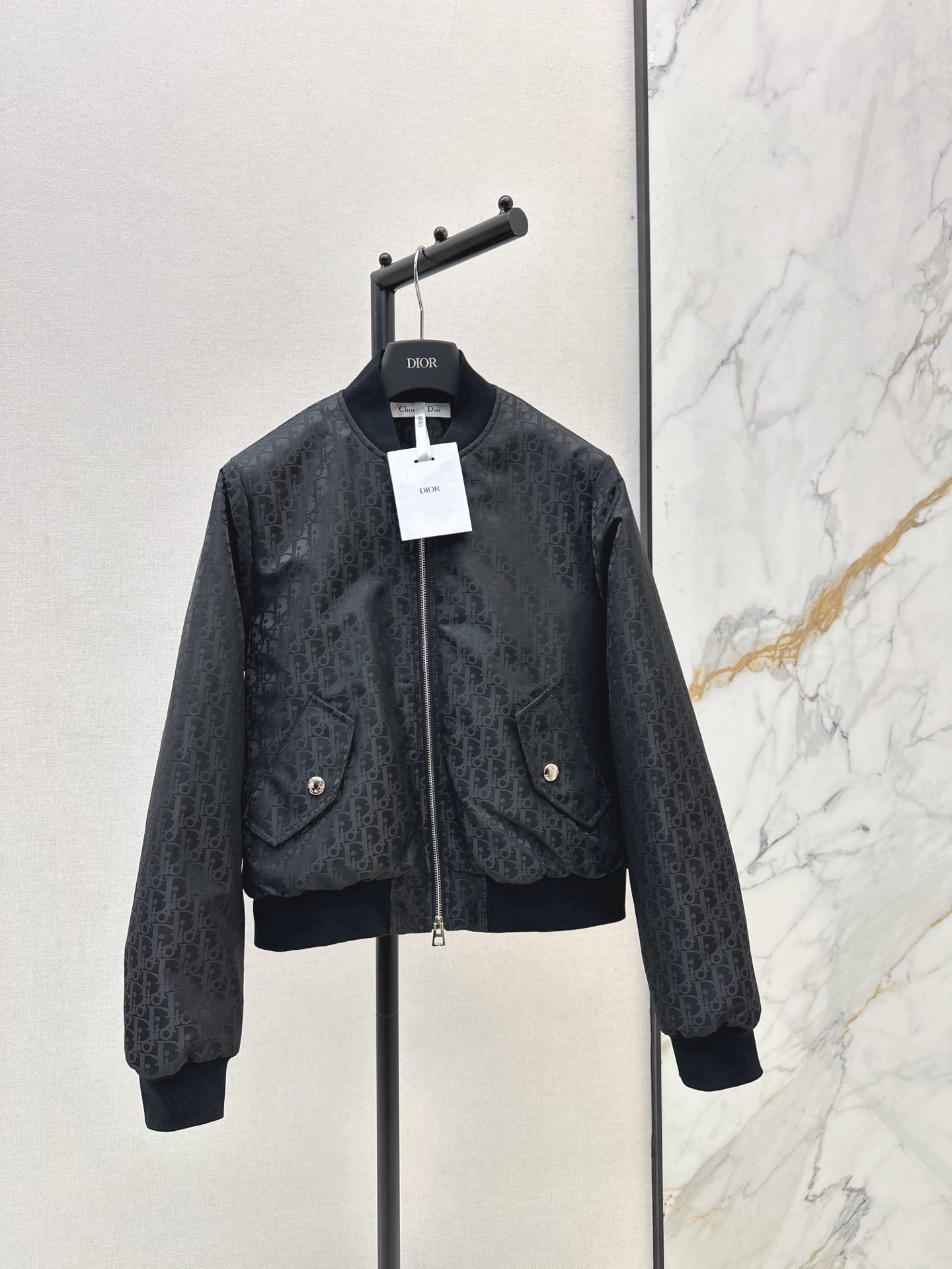 NO:605416,CD 25Ss————The latest jacquard quilted baseball jacket in autumn and winter. It is classic and stylish. It has its own aura. The fabric texture is very nice. It is fashionable and high-end. The color is super positive. The upper part of the body is white and slim. It has a cool and handsome series. The upper part of the body is full of aura when walking. The length is just right. It is easy to control. One color ready for sale sml,,jackets & coats,alexander wang19860909CD 25Ss————秋冬最新款提花夹棉棒球服外套 经典又有型 自带气场 面料质感很奈斯 时髦又高级 颜色超级正 上身显白又显瘦 自带酷帅感的系列 走路都带风上身气场全开 长度恰到好处 轻松驾驭 一色现货发售sml,,jackets & coats,alexander wang,Women's clothing