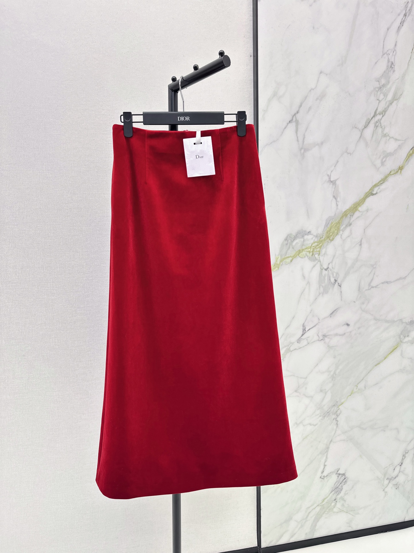 NO:605413,CD 25Ss————The latest velvet high-waisted long red skirt for autumn and winter. The bright red is the bright color of autumn and winter. The drape creates a gentle arc. It has a delicate luster when walking. It is a noble-looking item that can be paired with suits/coats. It is elegant and flattering~ One color is available in stock smlxl,,skirts,business suit,alexander wang19860909CD 25Ss————秋冬最新款丝绒高腰长款红色半裙 正红是秋冬的明艳底气 垂坠感裹出温柔弧度 走动时泛着细腻光泽 是搭配西装/大衣都显贵的氛围单品 优雅又衬气色~ 一色现货发售smlxl,,skirts,business suit,alexander wang,Women's clothing