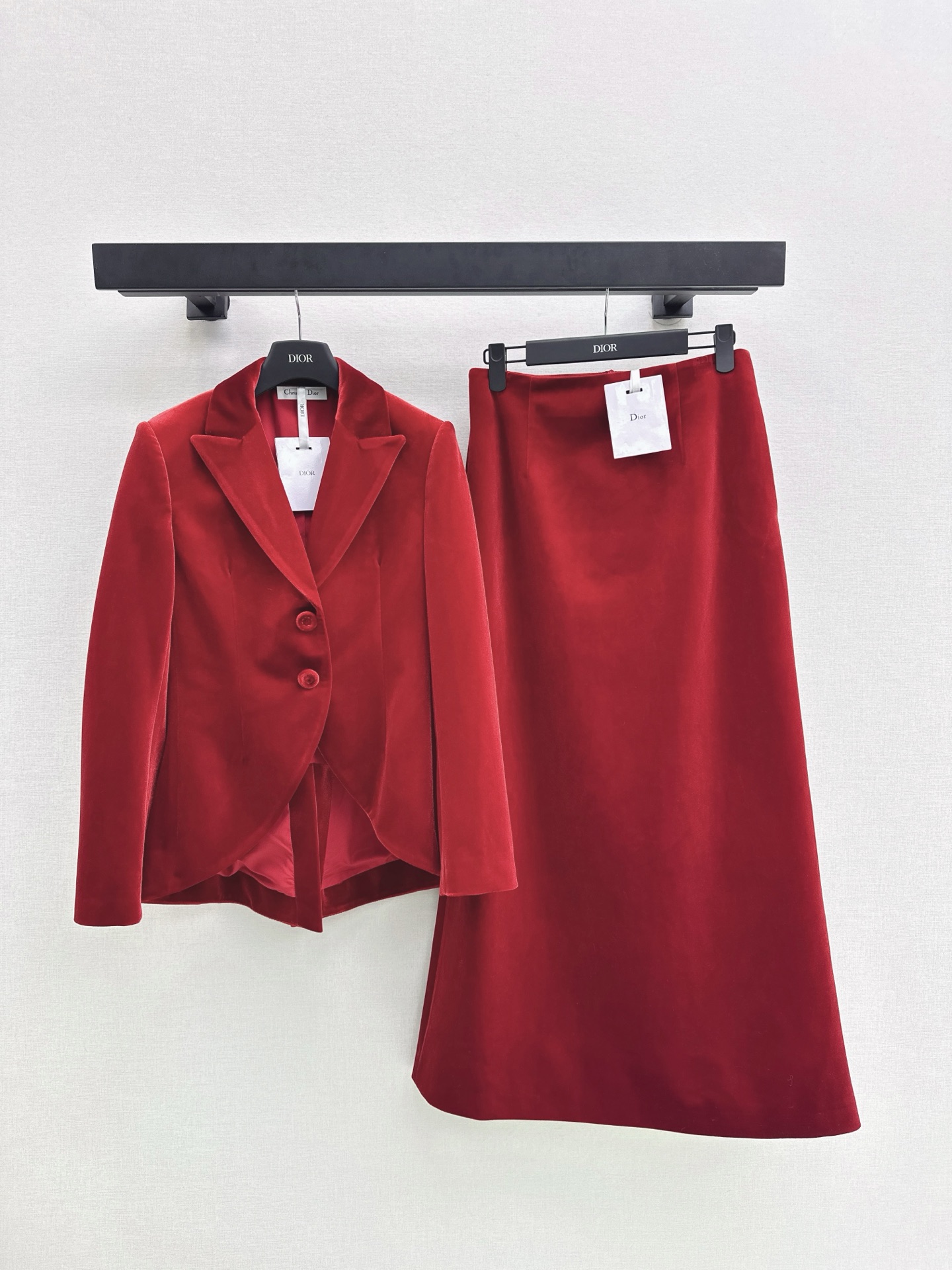 NO:605410,CD 25Ss——The latest velvet suit jacket in autumn and winter is recommended. The red is the focus of the banquet. The elegant black is the texture brand for daily commuting. The velvet is full of soft luster. The version has a sharp shoulder line. It is noble when layered in autumn and winter. These two pieces are the 'atmosphere hard currency' in the wardrobe. Two colors are available in stock smlxl,,jackets & coats,business suit,alexander wang19860909CD 25Ss———秋冬最新款丝绒西装外套推荐一套搭配 正红是宴会同场的焦点杀 雅黑是日常通勤的质感牌 丝绒裹满柔润光泽 版型掐出利落肩线 秋冬叠穿内搭都显贵 这两件是衣橱里的“氛围硬通货” 两色现货发售smlxl,,jackets & coats,business suit,alexander wang,Women's clothing