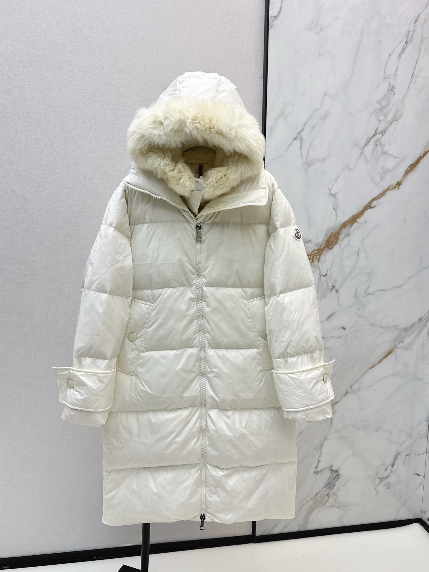NO:605407,Comes with dust bag Mc 25Ss————The latest autumn and winter fake two-piece long down jacket with fox fur collar, imported windproof and waterproof nylon, detachable fox fur collar decoration, warm and stylish, white goose down filling inside, the whole piece is light and warm, warm and does not look bloated, the whole body is rectangular embossed, the hood collar is surrounded by long fox fur, various and fashionable styles, two colors are on sale 1/2/3/4,,jackets & coats,down  jacket,hats,alexander wang19860909配防尘袋Mc 25Ss————秋冬最新款狐狸毛领假两件长款羽绒外套进口防风防水尼龙 可拆卸狐狸毛领装饰 保暖洋气 白鹅绒填充内里 整件轻盈保暖 暖和不显臃肿 通体长方形压纹 帽领一圈环绕长毛狐狸毛 造型多样时髦 两色现货发售1/2/3/4,,jackets & coats,down jacket,hats,alexander wang,Women's clothing