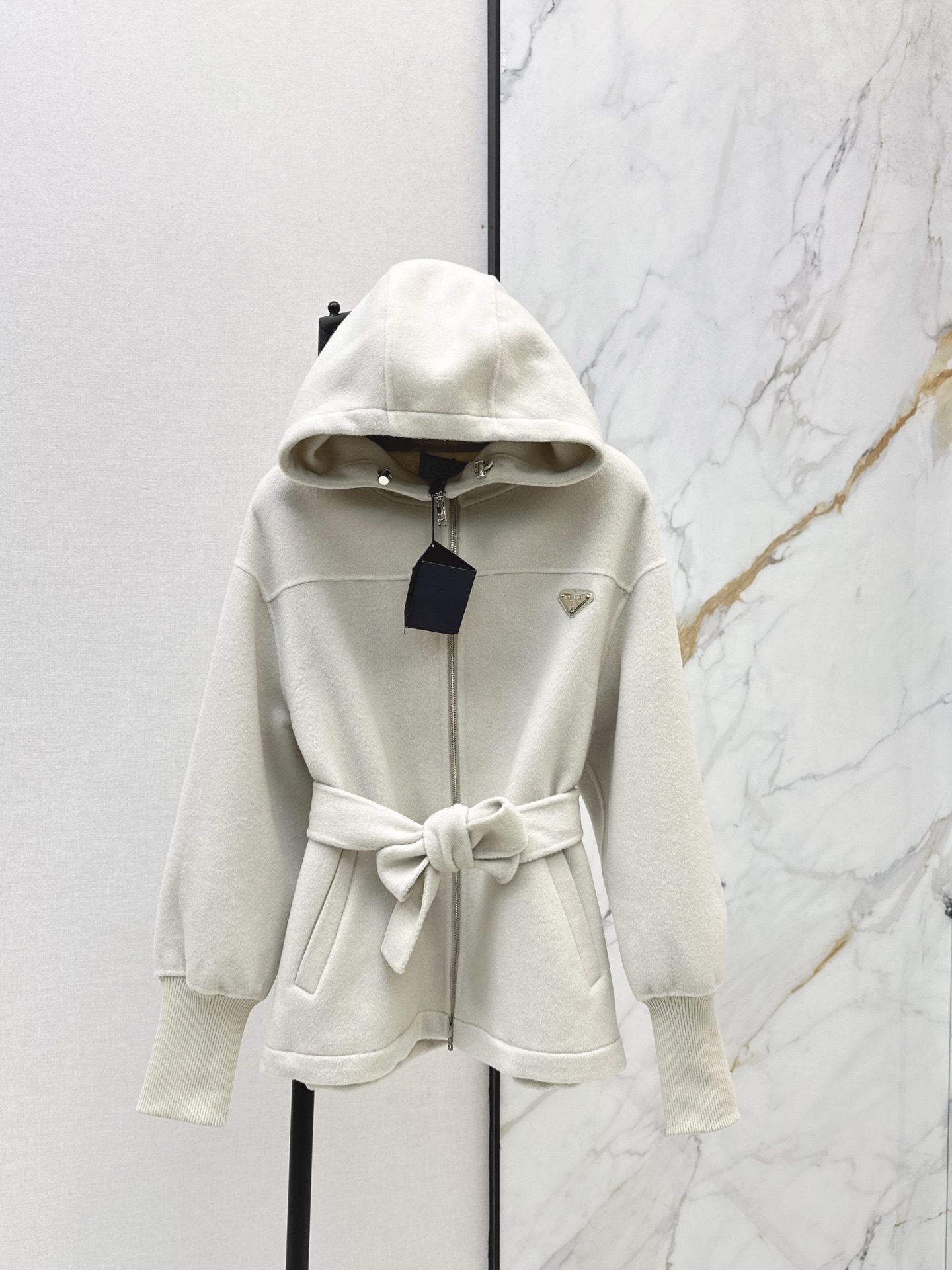 NO:605392,Comes with dust bag PD 25Ss————The latest fashionable autumn and winter style handmade wool coat, a fashionable must-have layering tool. Purely handmade double-sided nylon fabric. The temperament silhouette design is handsome and fashionable. The imported 90 wool 10 cashmere fabric has a delicate texture, soft, wide and stylish. The version has a capable temperament. It is versatile and fashionable. The upper body looks thin and tall. Three colors are available for sale sml,,jackets & coats,alexander wang19860909配防尘袋PD 25Ss————秋冬最新款时髦穿搭手工羊毛大衣外套时髦精必入叠搭神器 纯手工制作双面尼面料 气质廓型设计帅气又时髦 进口90羊毛10羊绒面料质感细腻柔软挺阔有型 版型气质干练 百搭时髦上身显瘦又高挑 三色现货发售sml,,jackets & coats,alexander wang,Women's clothing